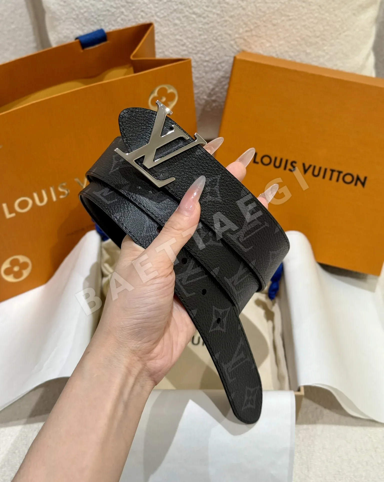 루이비통 아이코닉 LV 로고 가죽 벨트 상세 이미지 4