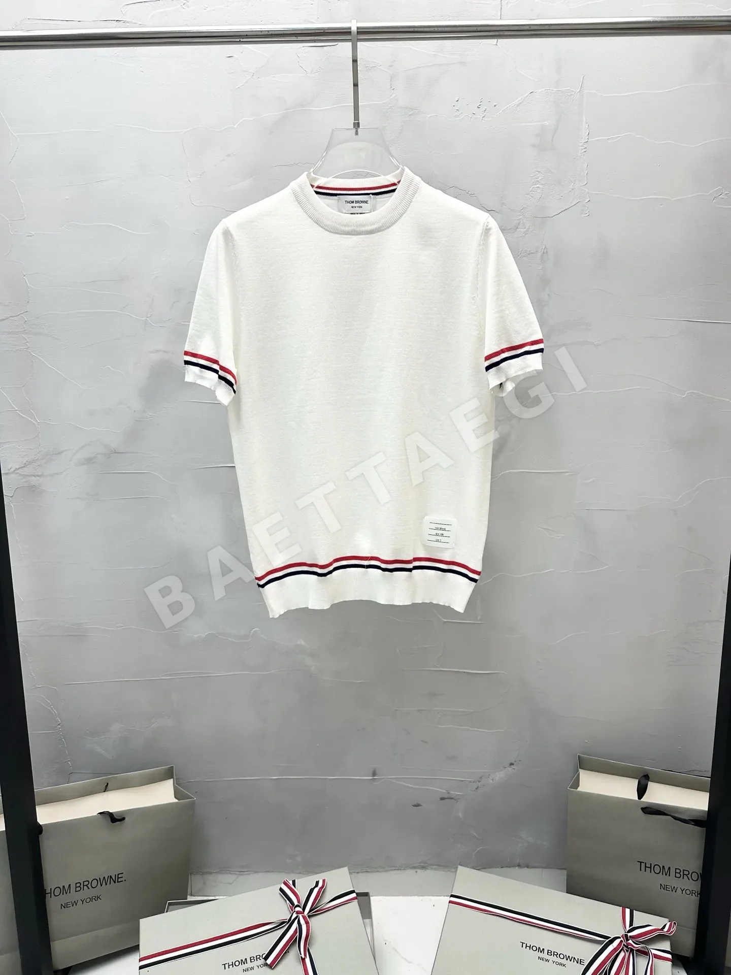 톰브라운 4바 스트라이프 크루넥 반팔 티셔츠 50228