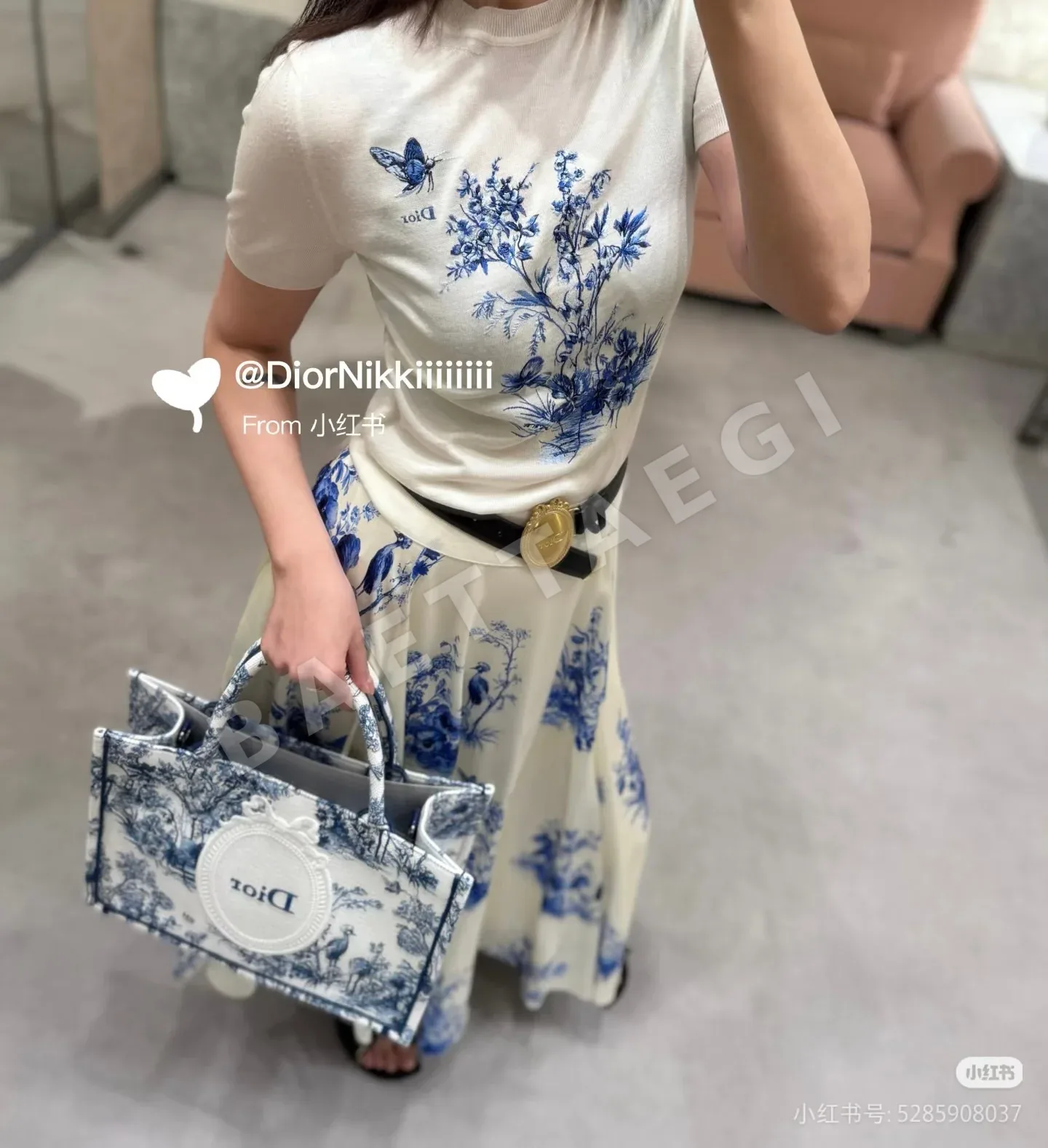 디올 블루 화이트 꽃무늬 자수 여성 반팔 니트웨어 상세 이미지 4