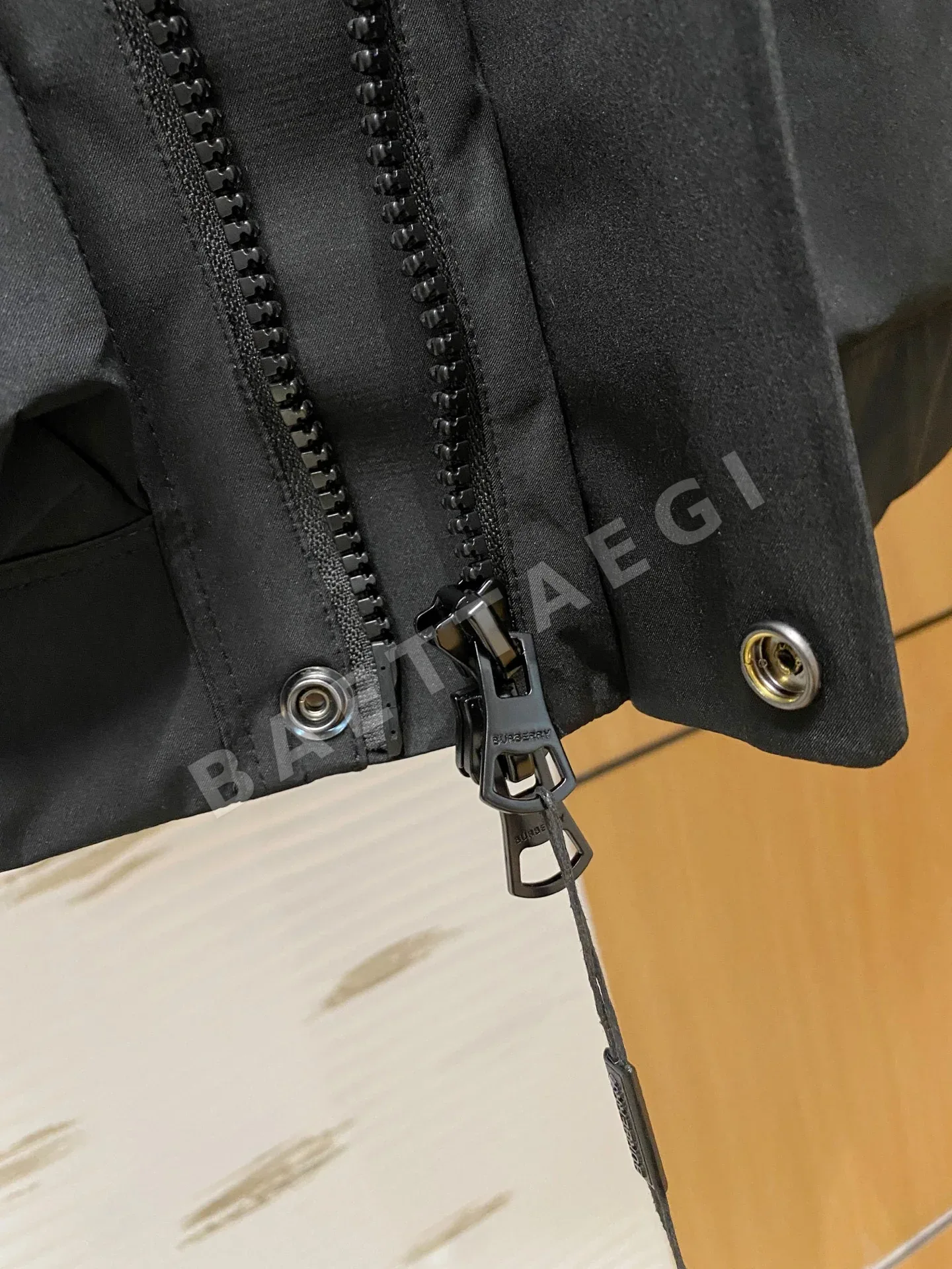 버버리 남성 구스다운 패딩 점퍼 상세 이미지 8