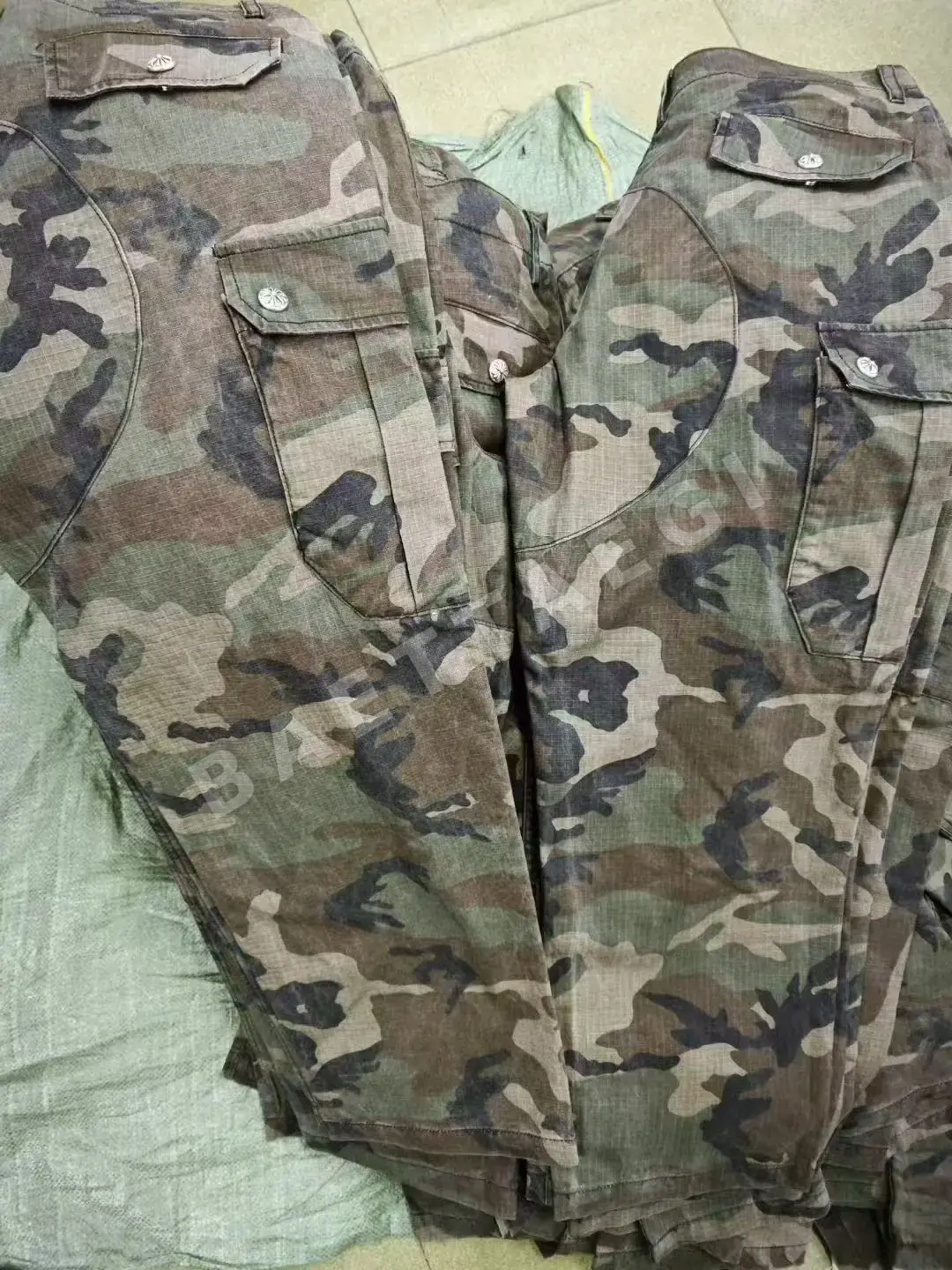 크롬하츠 카모플라주 송아지가죽장식 남성 바지 상세 이미지 5