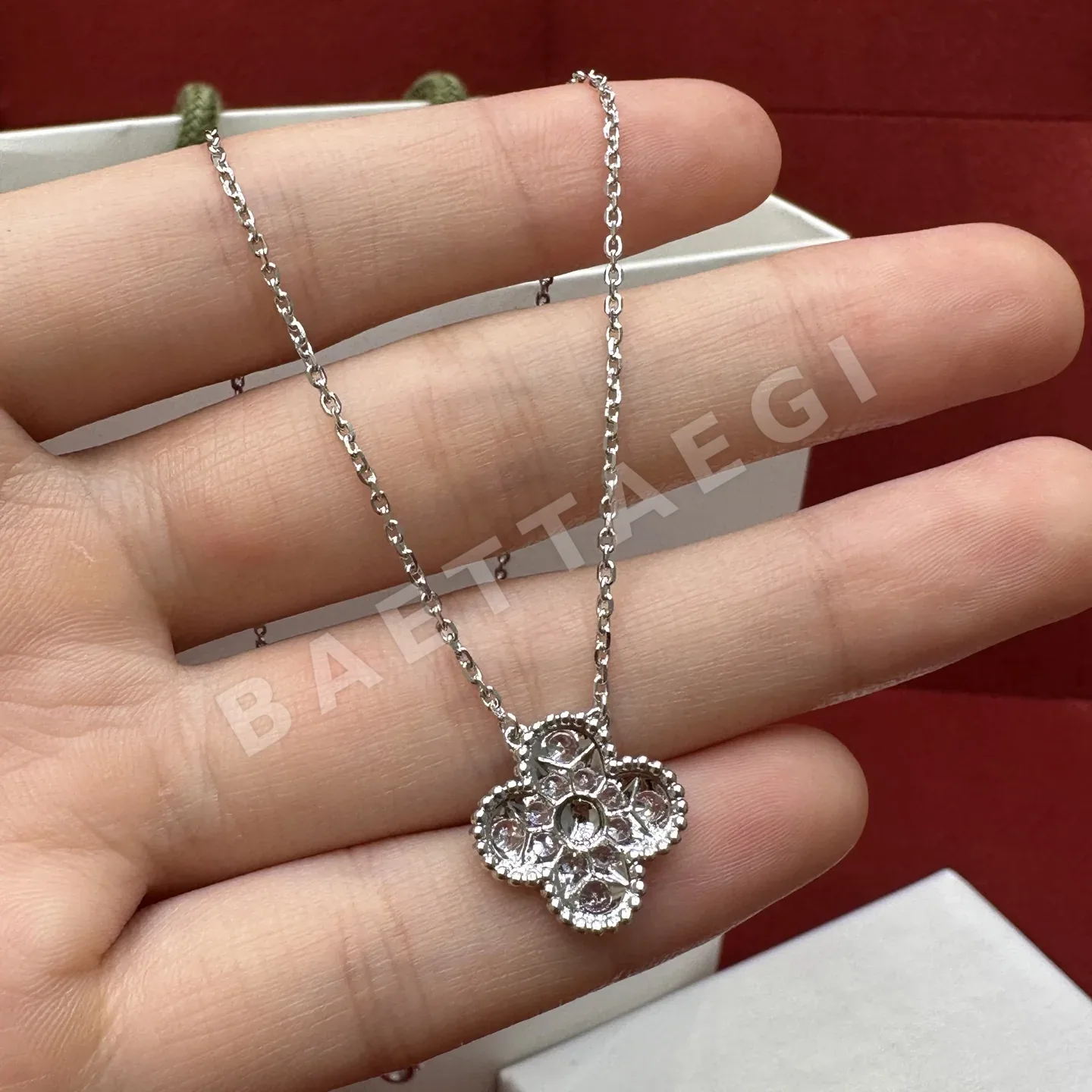 반클리프앤아펠 풀 다이아몬드 네 잎 클로버 목걸이 상세 이미지 3