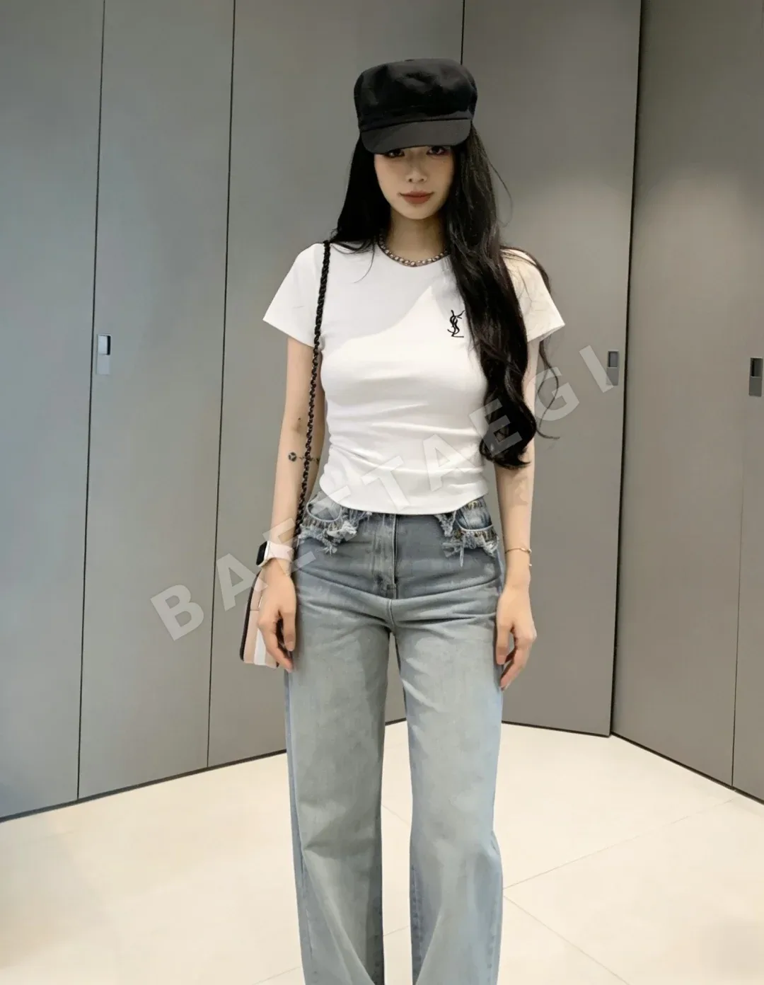 생로랑 클래식 자수 로고 여성 반팔 티셔츠 상세 이미지 9