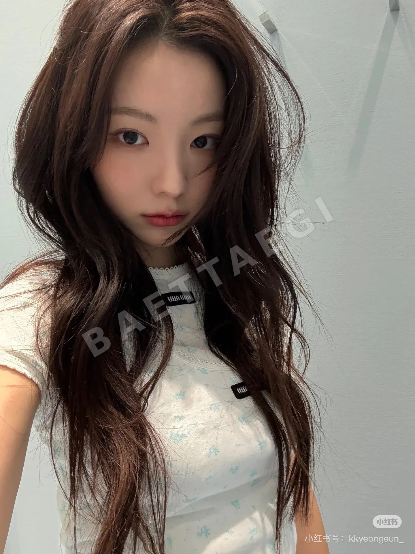 미우미우 마이크로 로고 플라워 프린트 반팔 티셔츠 상세 이미지 7