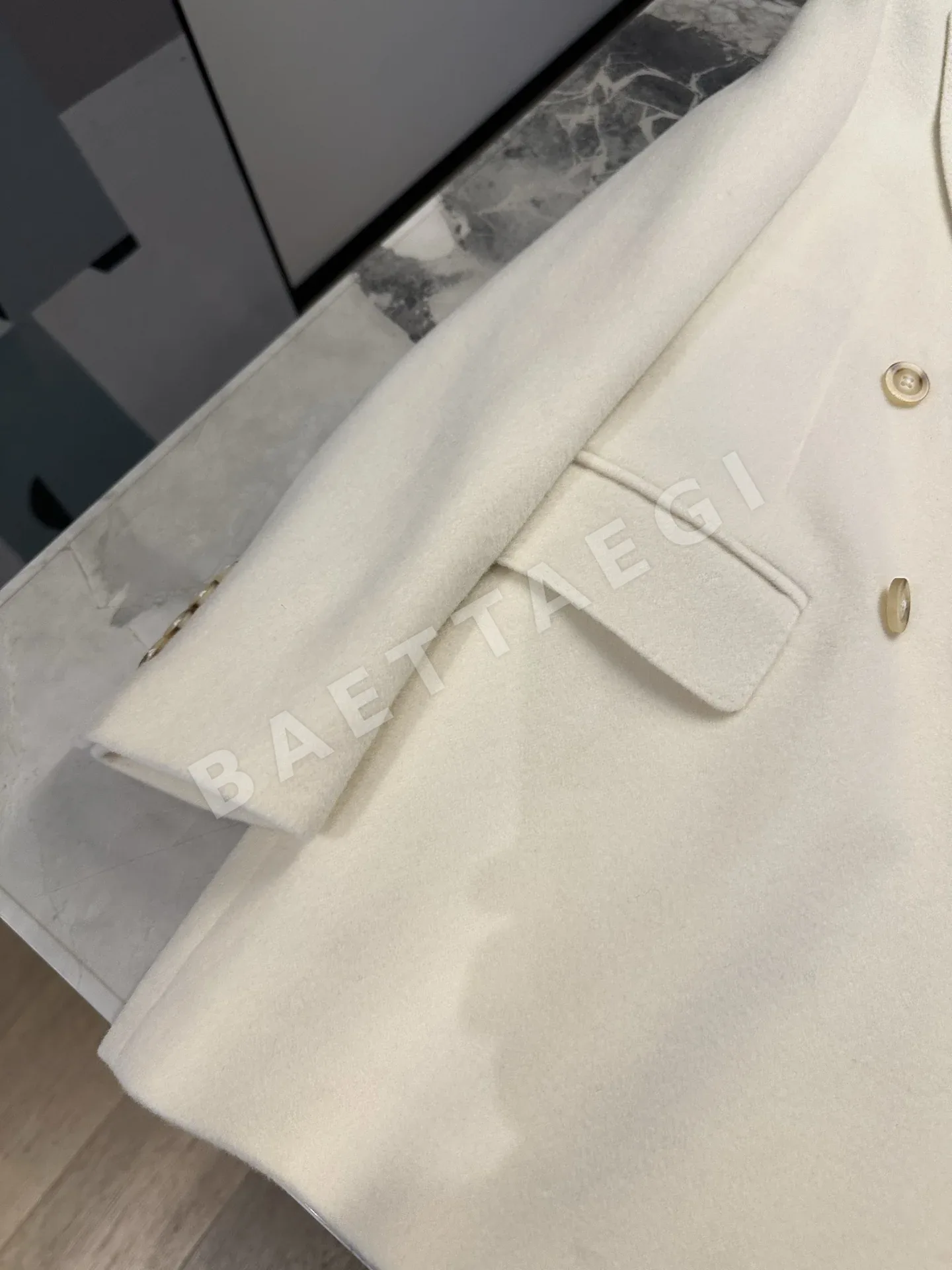 로에베 캐시미어 브로치 여성 자켓 상세 이미지 5