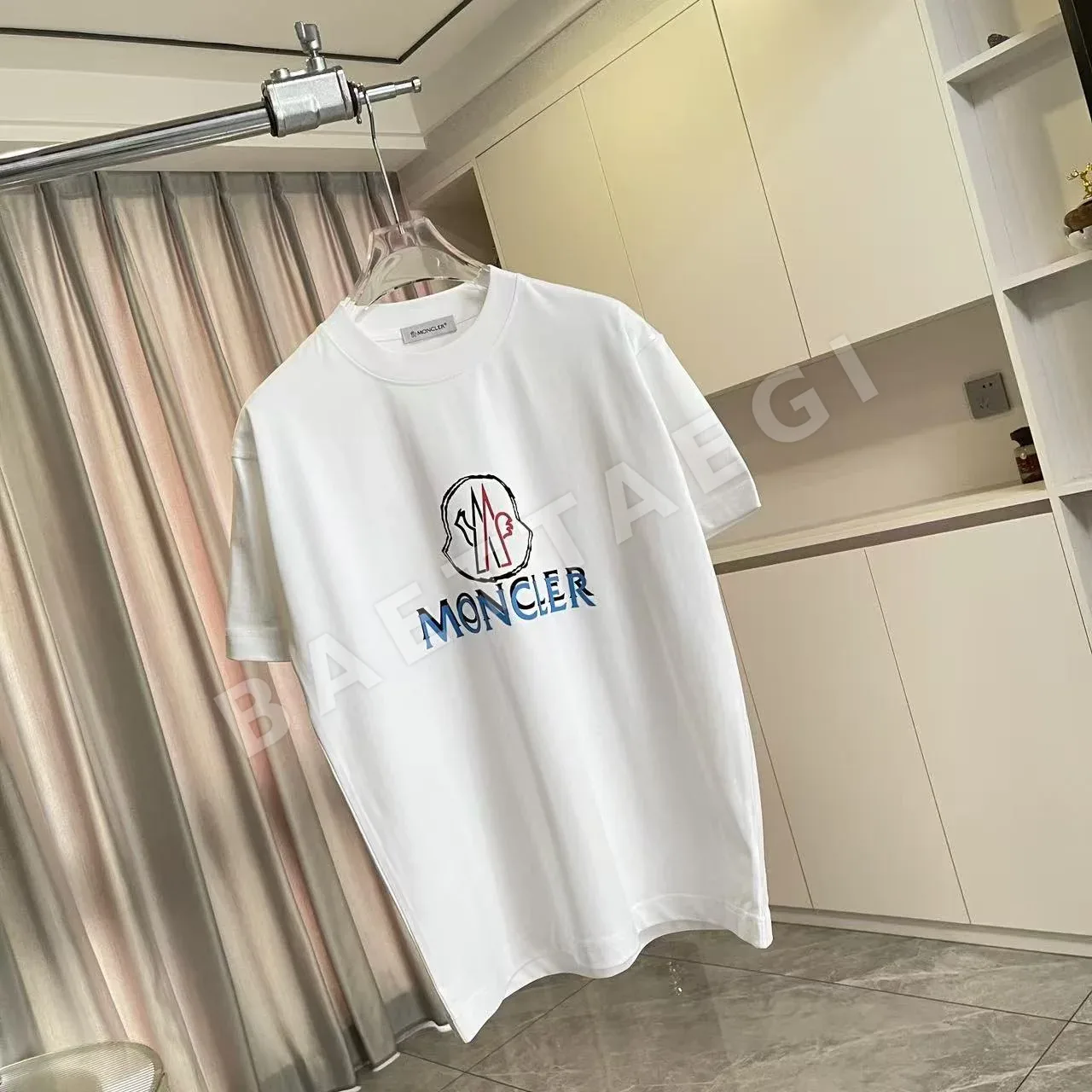 몽클레르 로고 플로키 가공 반팔 티셔츠 상세 이미지 2