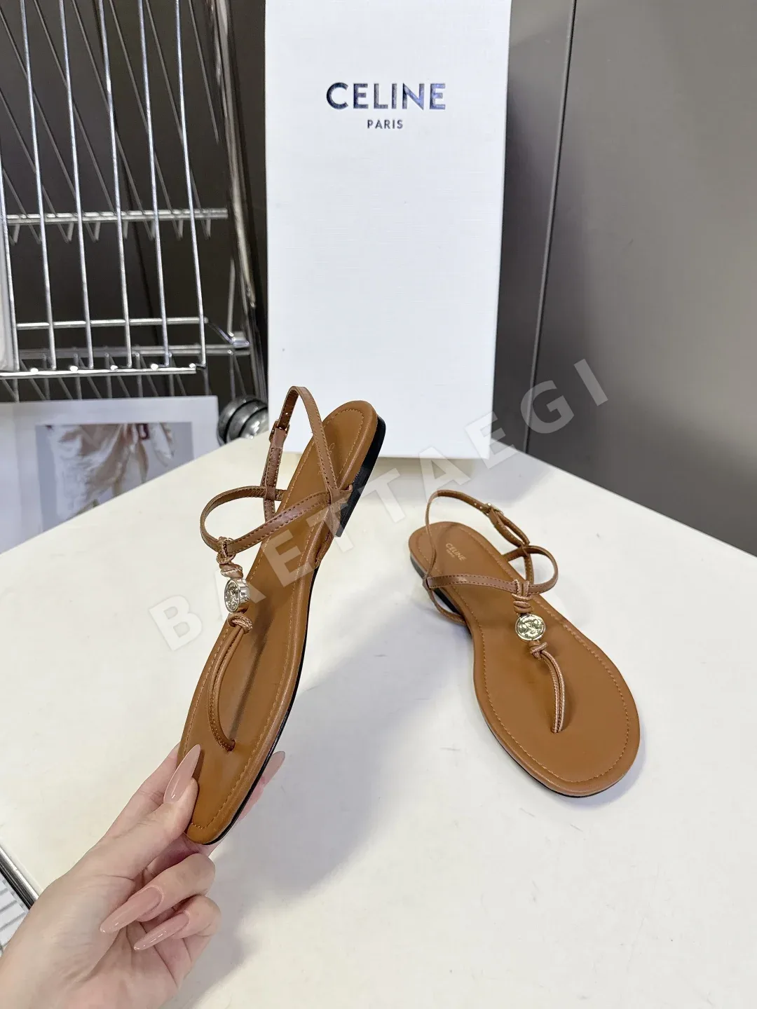 셀린느 개선문 비치 샌들 상세 이미지 4