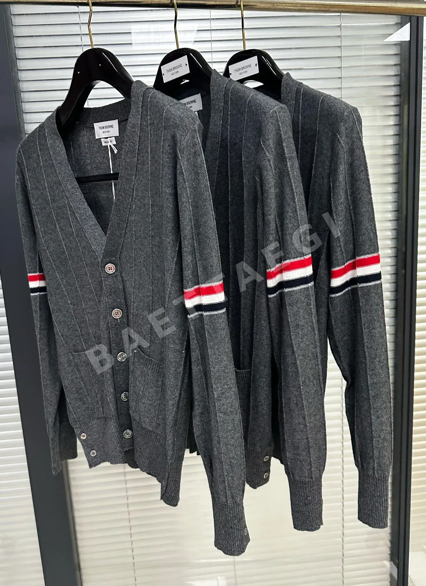 톰브라운 트리콜로르 소매 리버스 케이블 니트 가디건 상세 이미지 6
