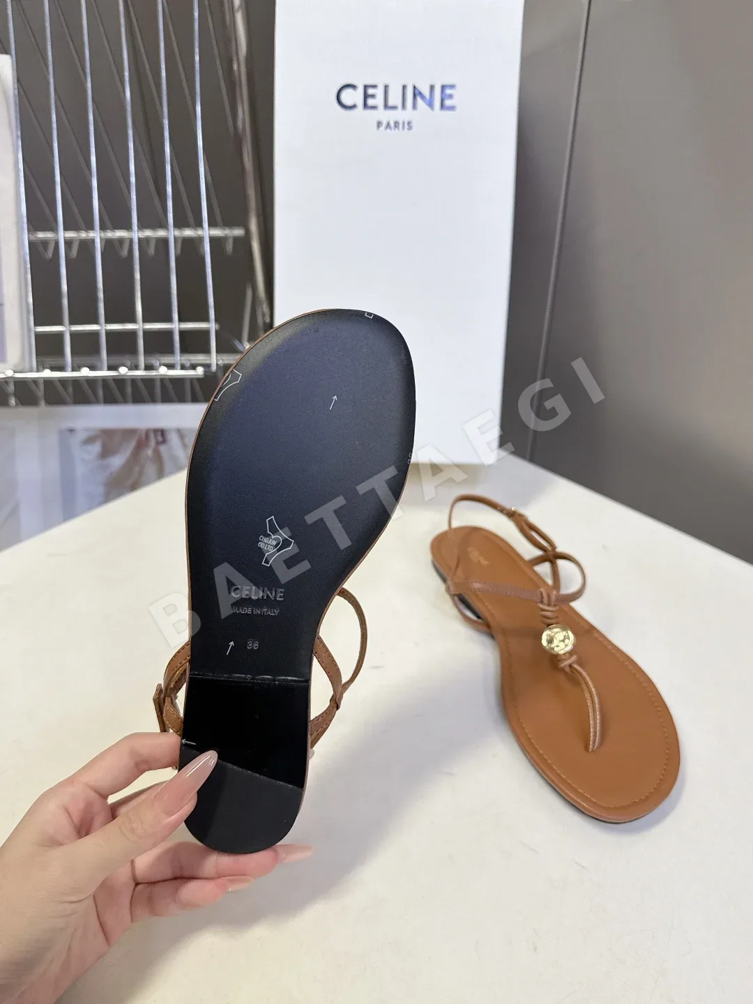 셀린느 개선문 비치 샌들 상세 이미지 9
