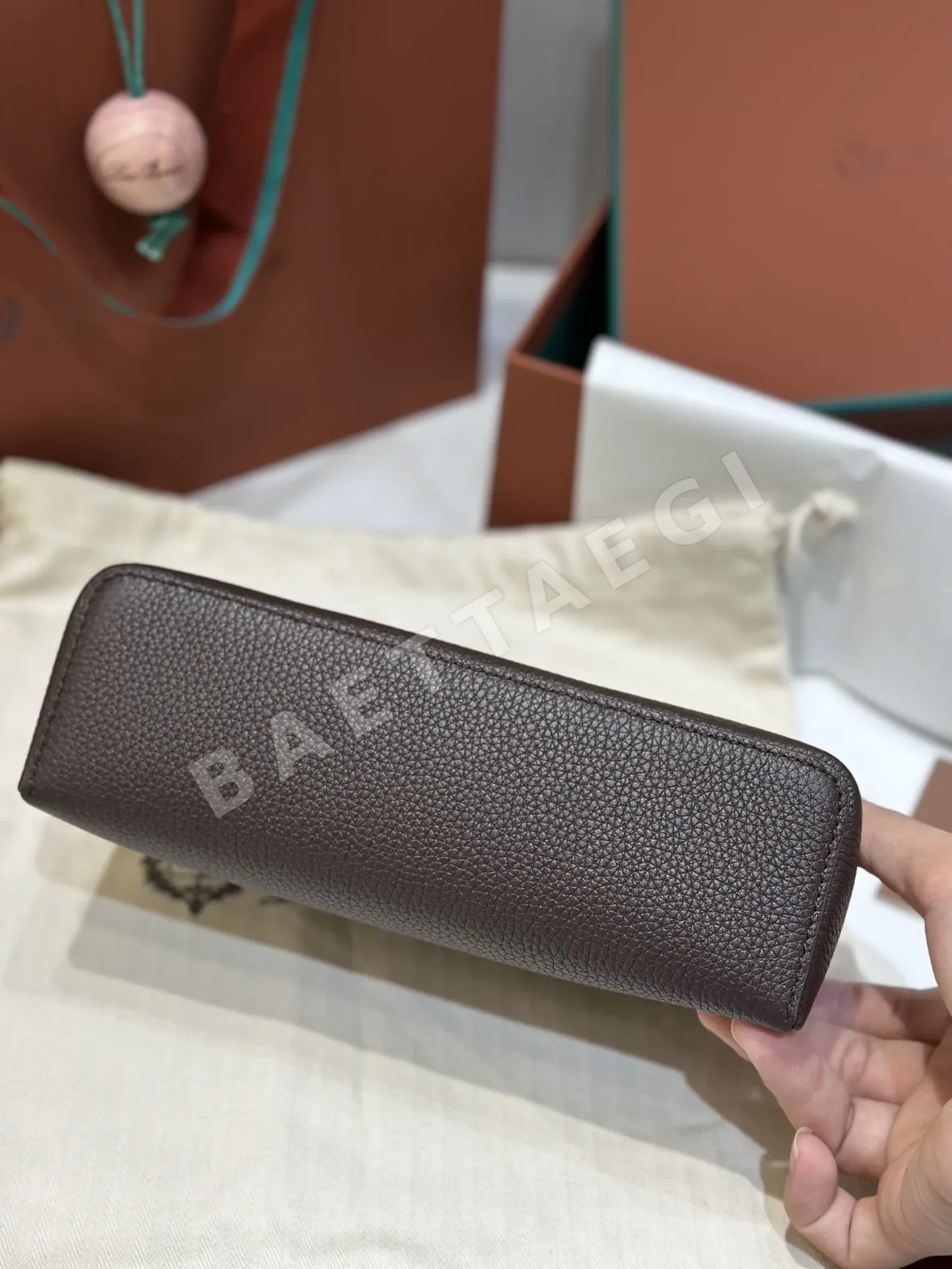 로로피아나 초콜릿 브라운 골드 버클 크로스바디백 상세 이미지 6