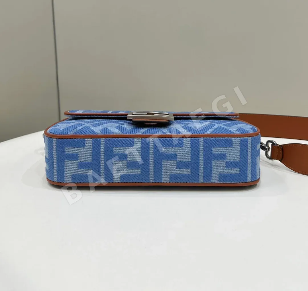 펜디 3D 자수 스웨이드 플랩 숄더백 상세 이미지 4