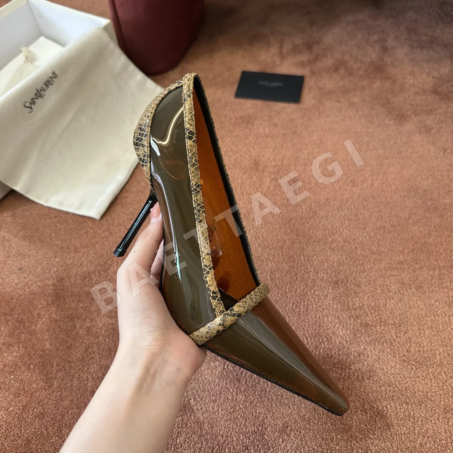 생로랑 스네이크스킨 트림 뾰족코 에나멜 펌프스 힐 상세 이미지 3