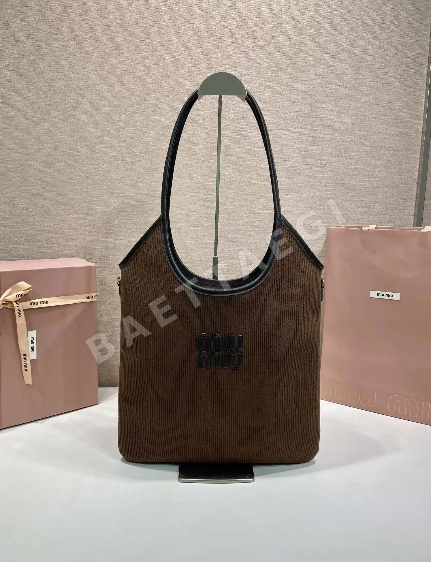 미우미우 코듀로이 토트백 5BG231 67069