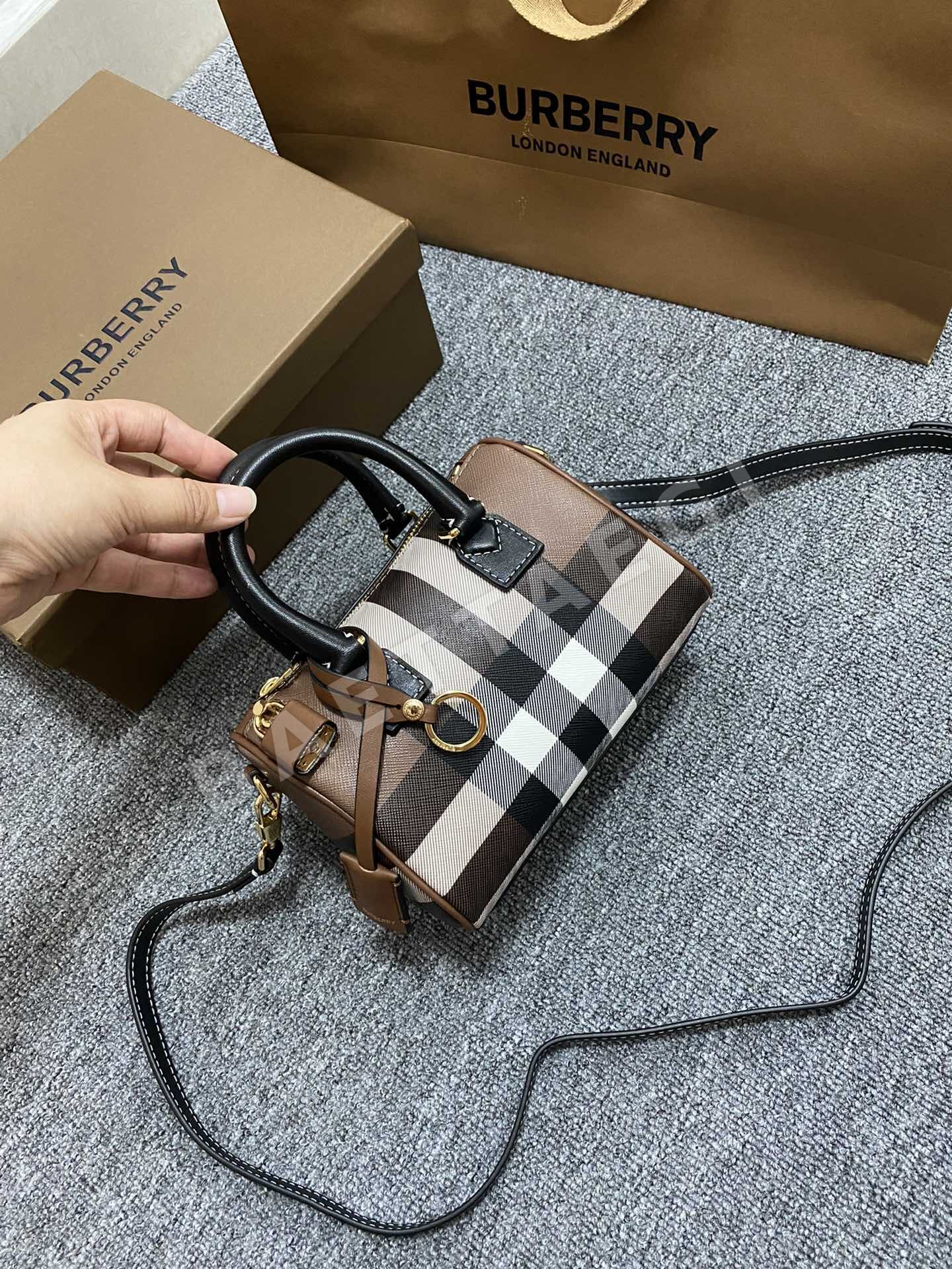 버버리 가방 상세 이미지 2