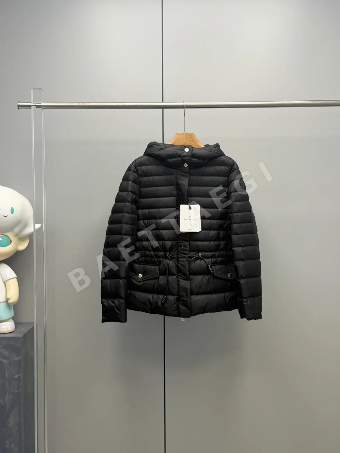 몽클레르 Raies 여성 후드 크롭 다운 패딩 상세 이미지 2