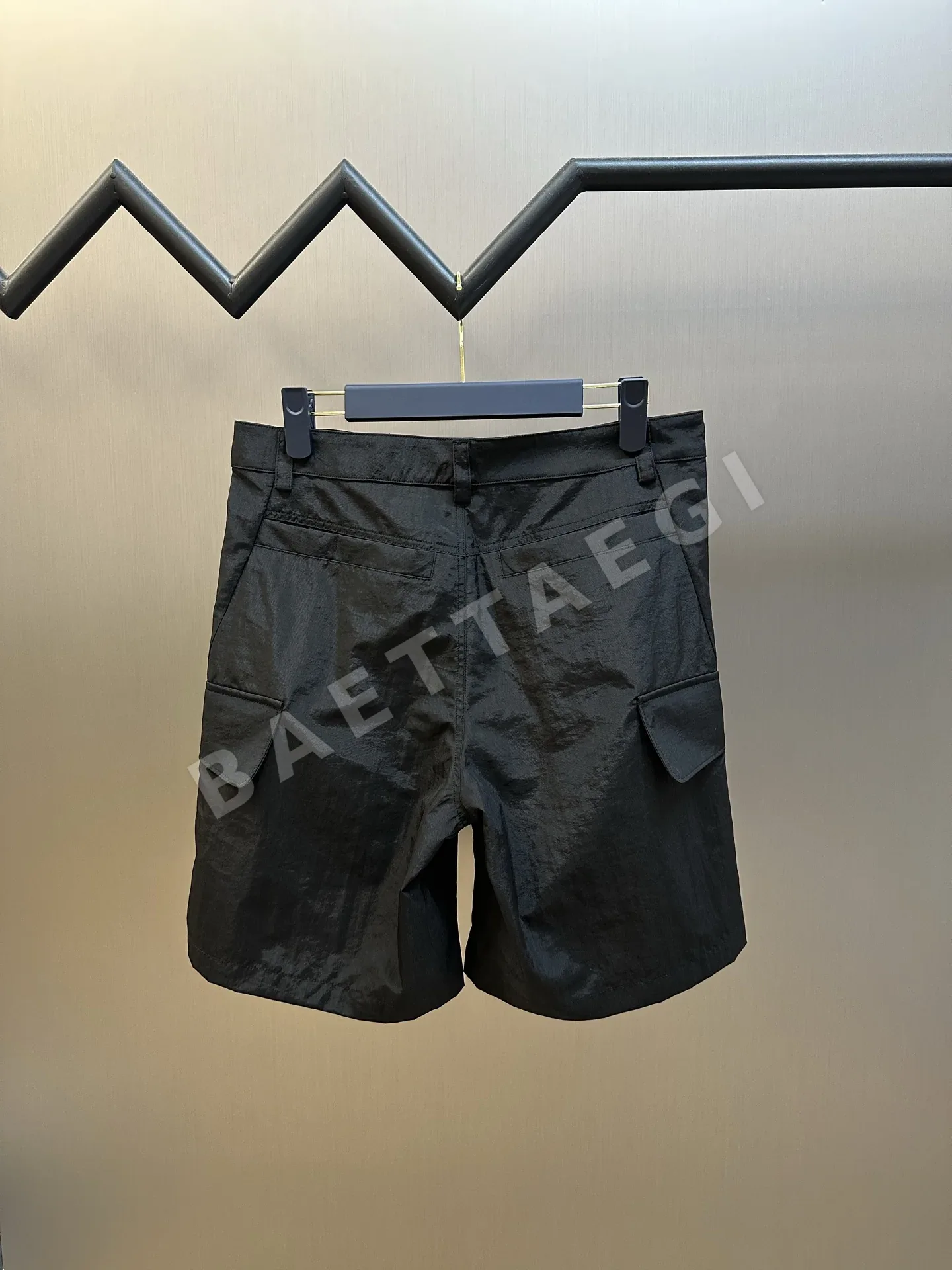 루이비통 반사 로고 카고 반바지 상세 이미지 4