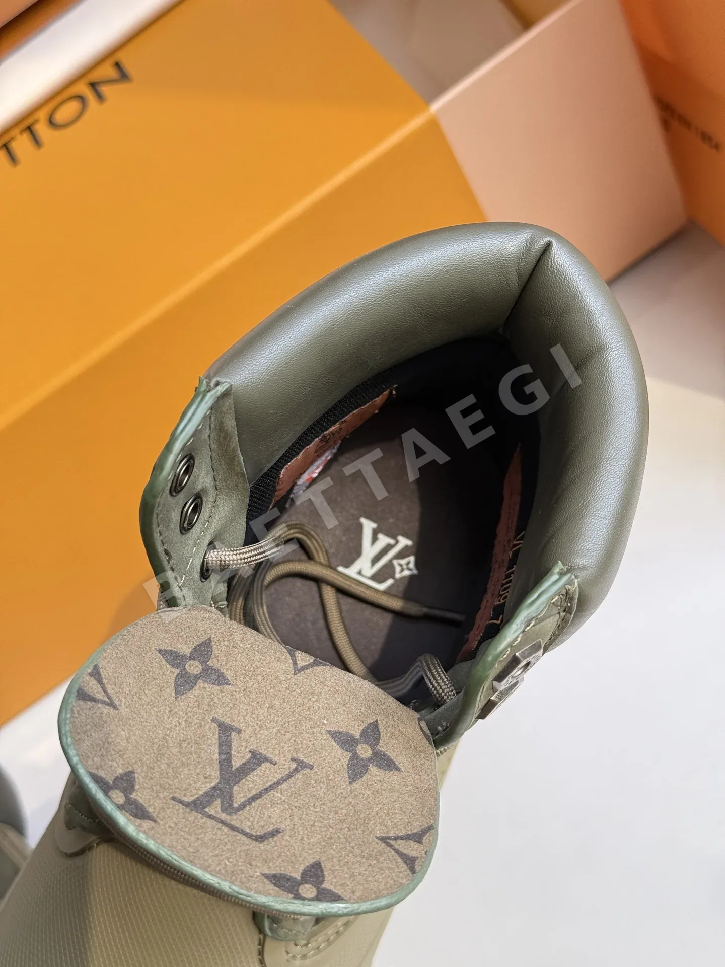 루이비통 LV 스쿼드 부츠 블랙 스웨이드 모노그램 엠보싱 상세 이미지 7