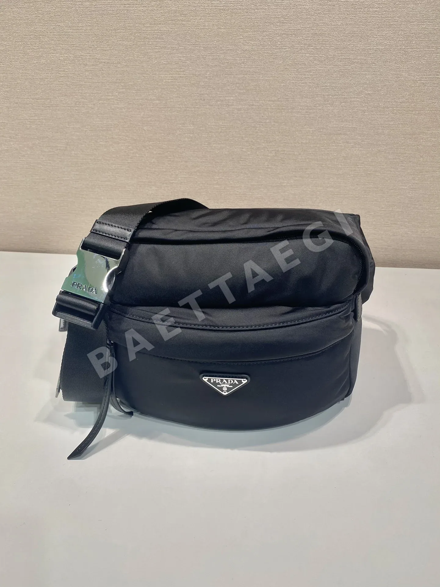 프라다 나일론 삼각로고 메신저백 2VH038
