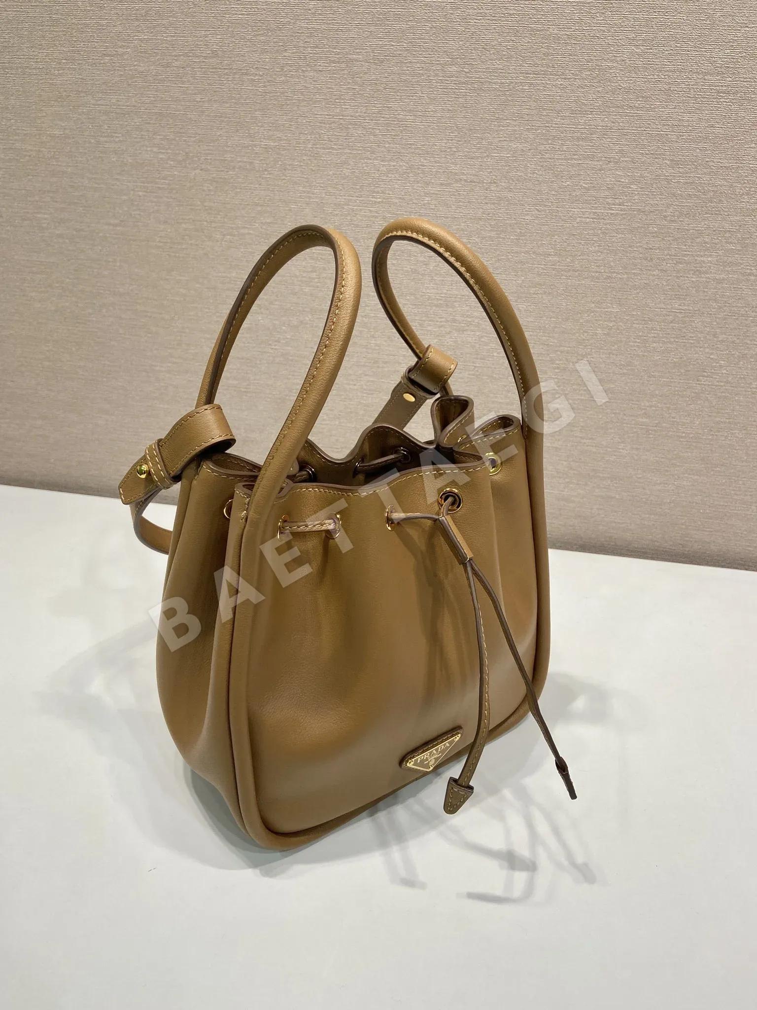 프라다 카프스킨 버킷백 1BE087 상세 이미지 2
