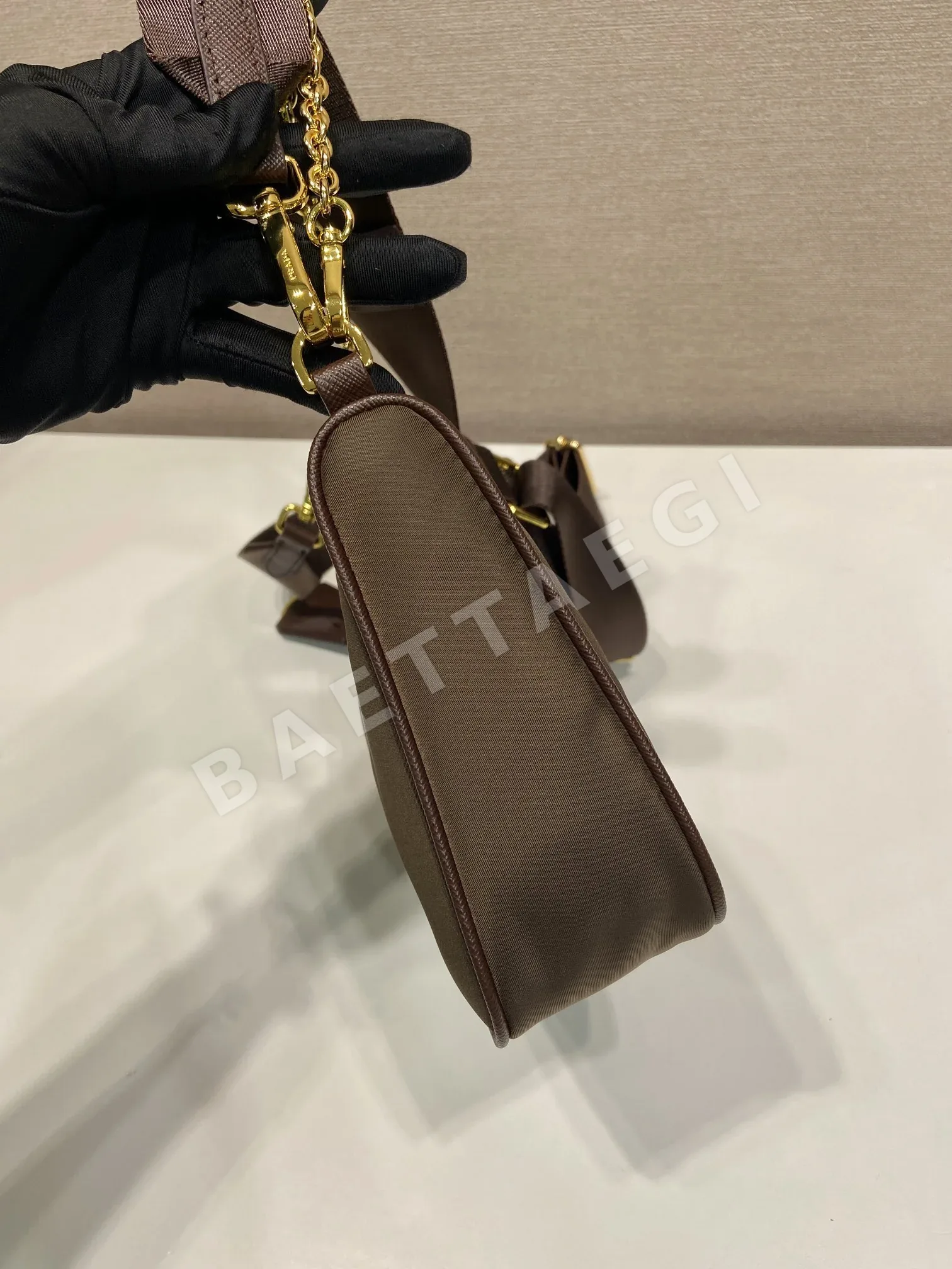 프라다 골드 체인 나일론 호보백 1BH204 상세 이미지 4