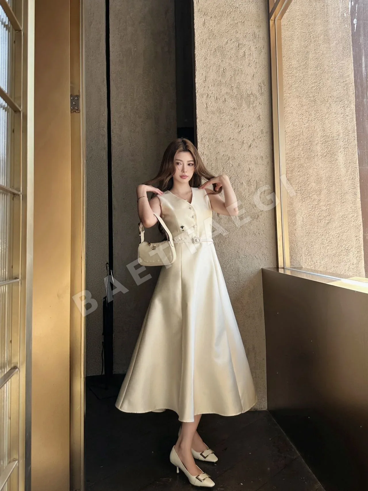 디올 노슬리브 V넥 벌 자수 원피스 93493