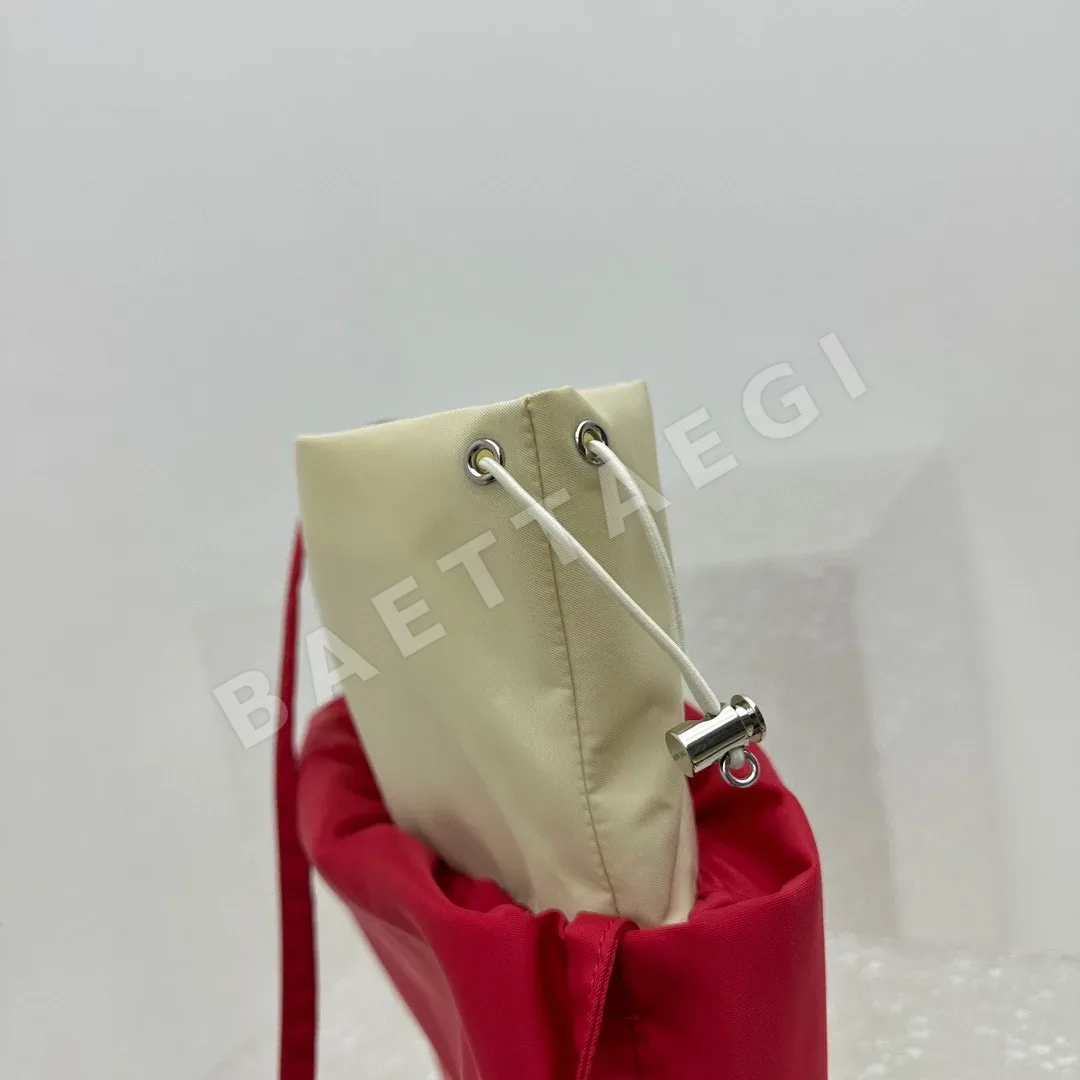 더로우 블루스 나일론 클라우드백 가방 상세 이미지 6