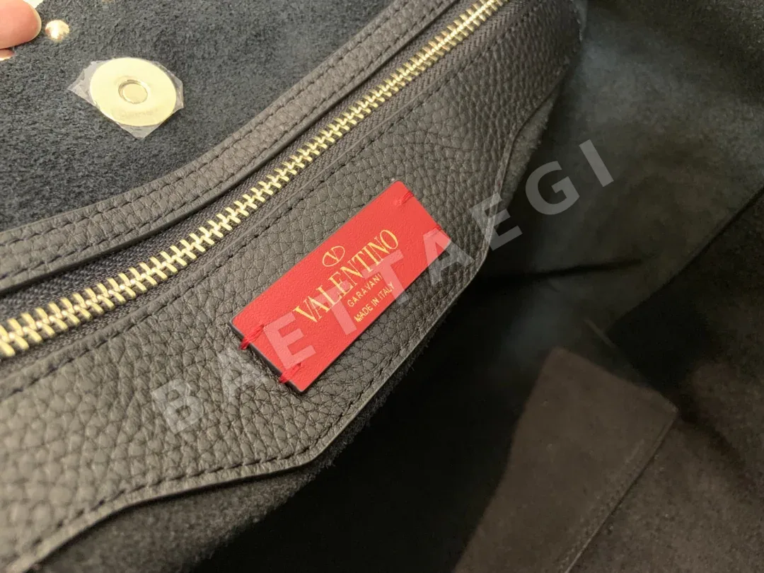 발렌티노 가라바니 락스터드 카프스킨 토트백 상세 이미지 7