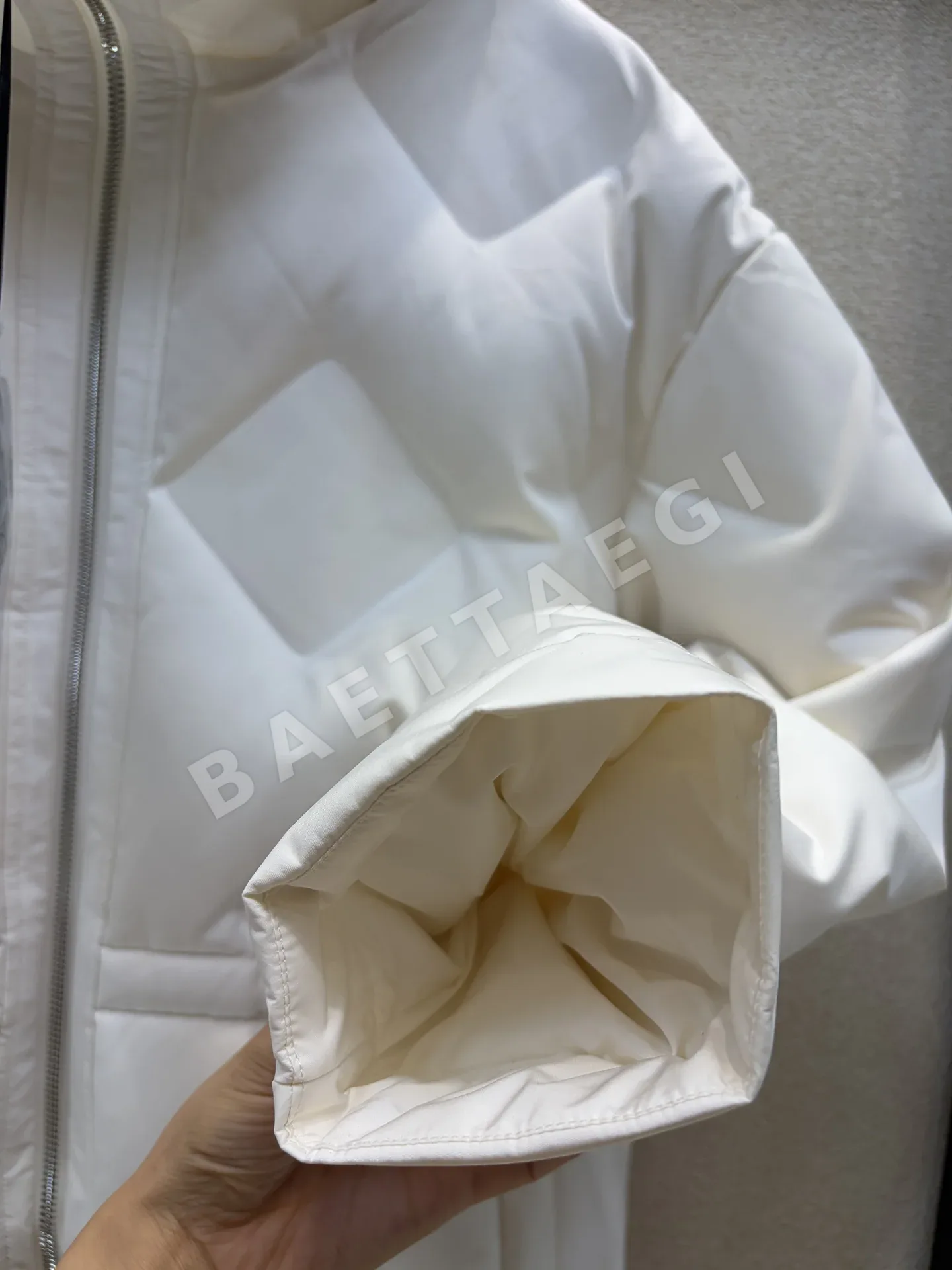 펜디 다크 패턴 자카드 미들 길이 여성 패딩 상세 이미지 6
