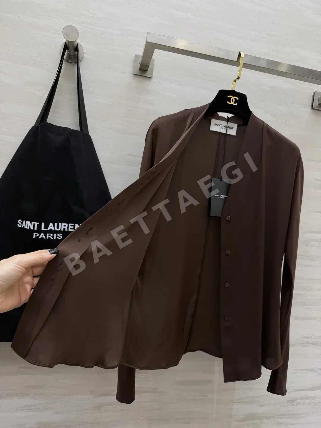 생로랑 실크 새틴 V넥 여성 셔츠 상세 이미지 8
