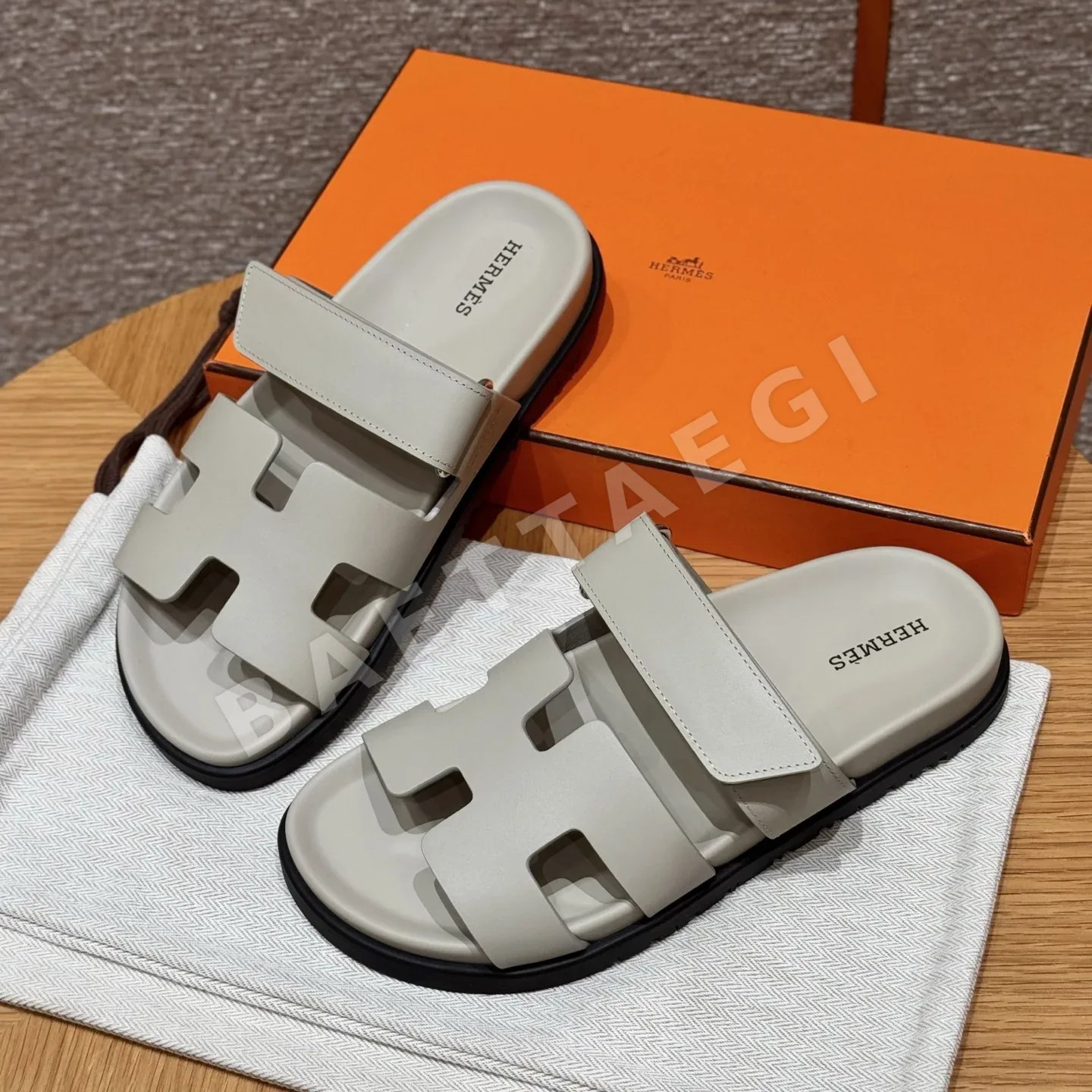 에르메스 시프레 샌들 베이지 카프스킨 디자인 상세 이미지 5