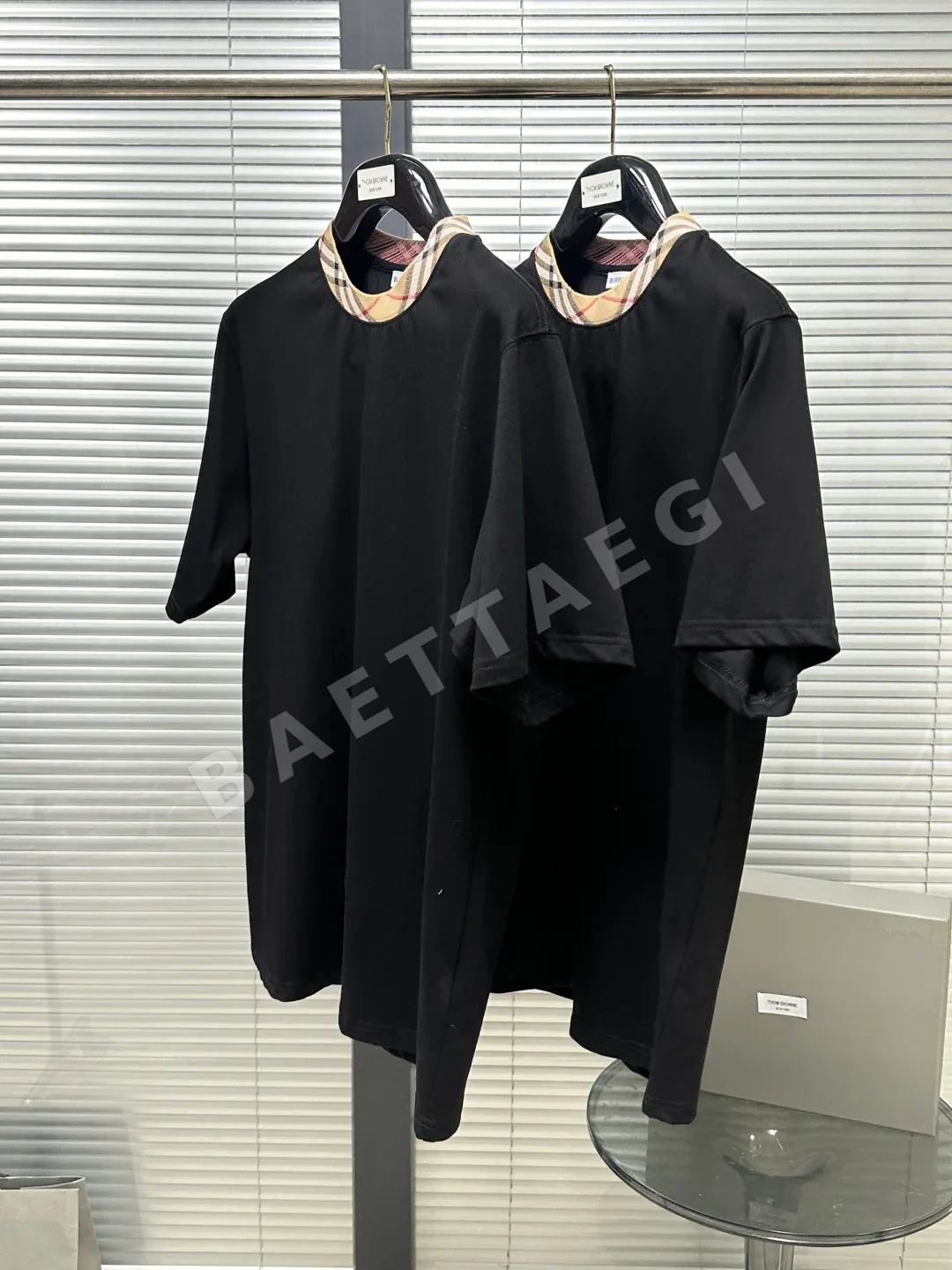 버버리 체크 패턴 크루넥 남성 반팔 티셔츠 상세 이미지 4