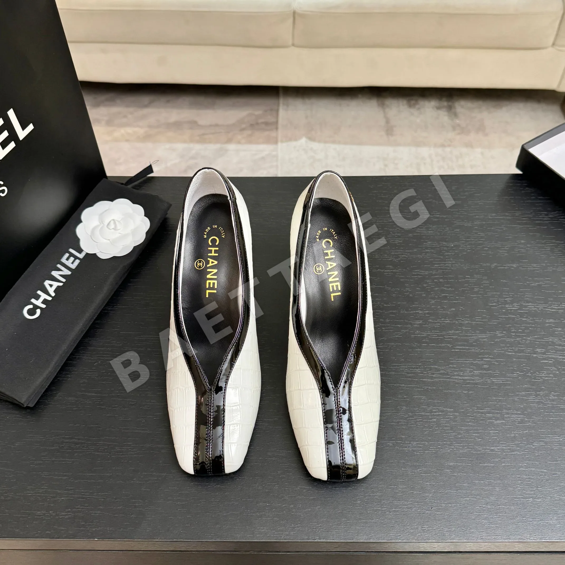 샤넬 더블 C 크로코다일 스퀘어 토 하이힐 98436
