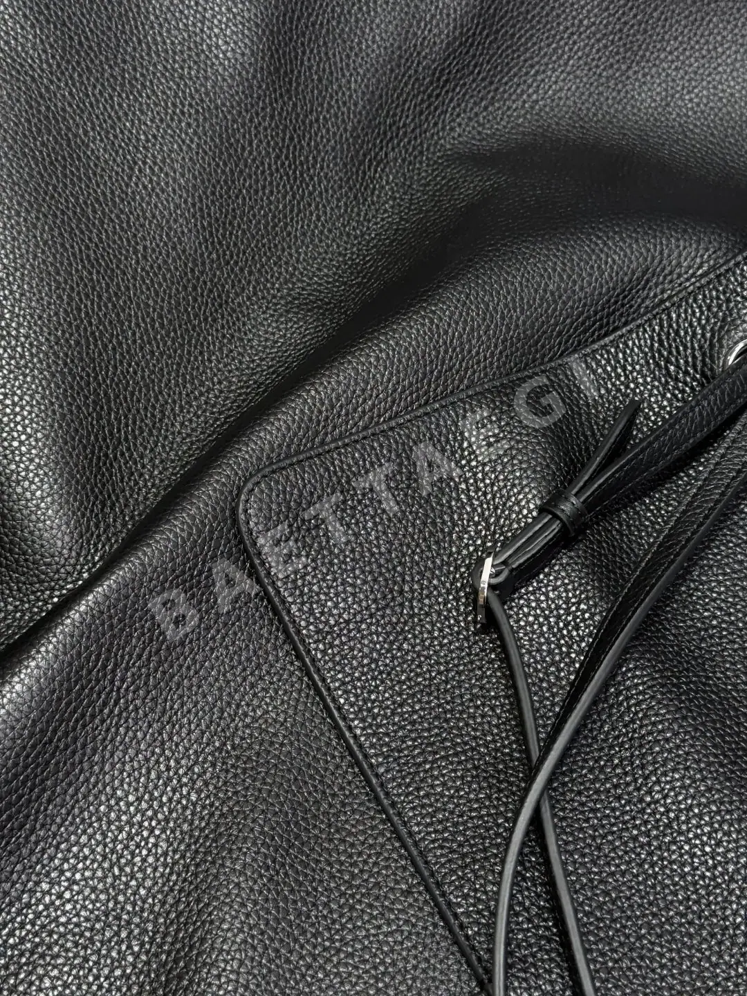 샤넬 라지 블랙 캡 가죽 가방 상세 이미지 4
