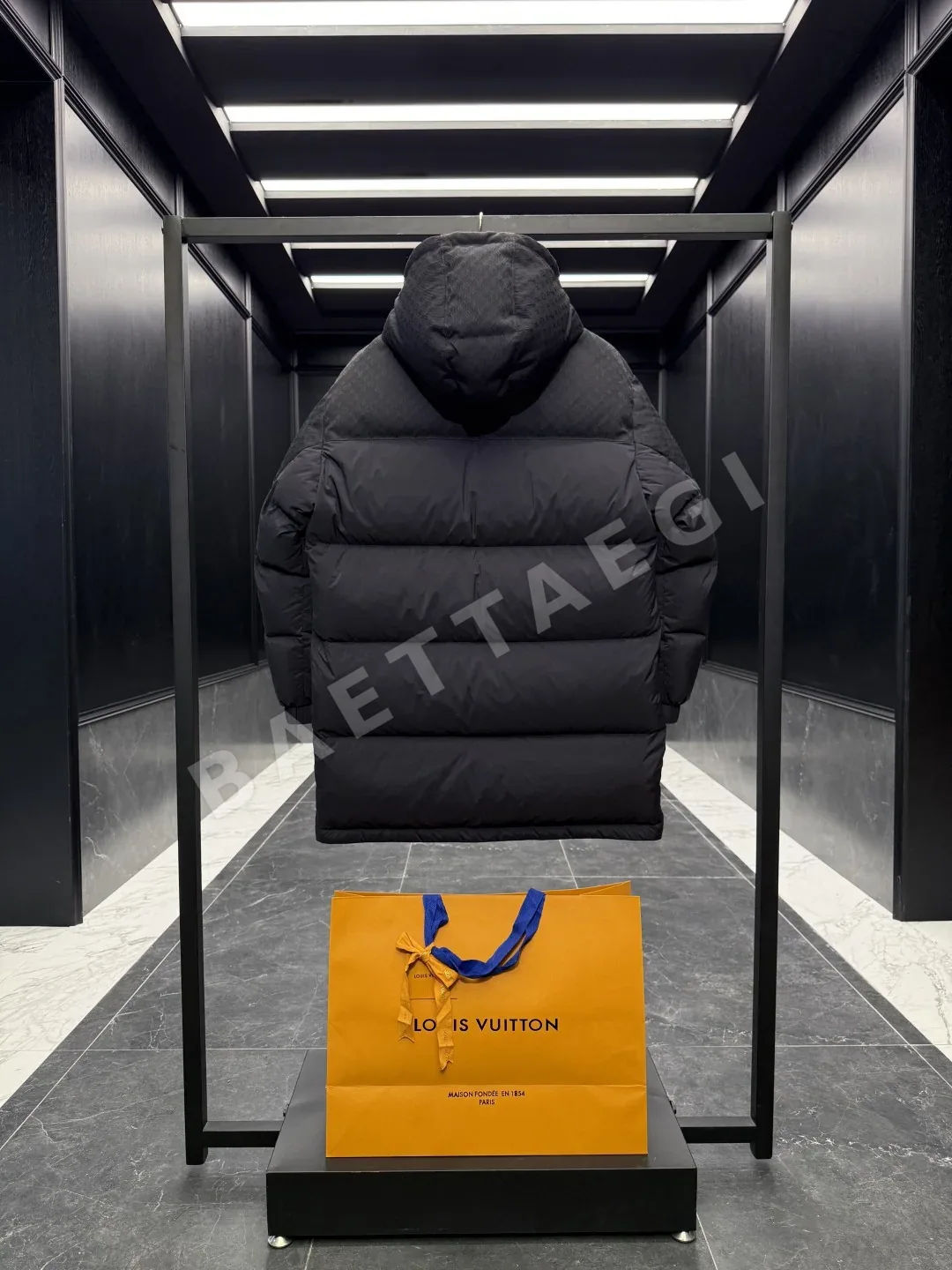 루이비통 LV 모노그램 뉴 미드 길이 3D 자카드 후드 다운 재킷 상세 이미지 9