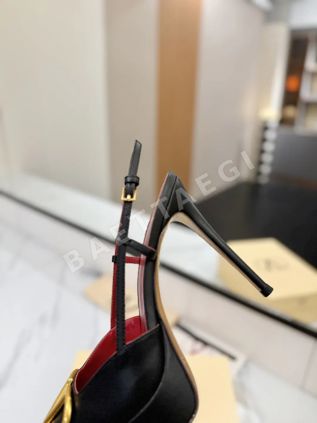 발렌티노 V 버클 뾰족코 샌들 상세 이미지 8