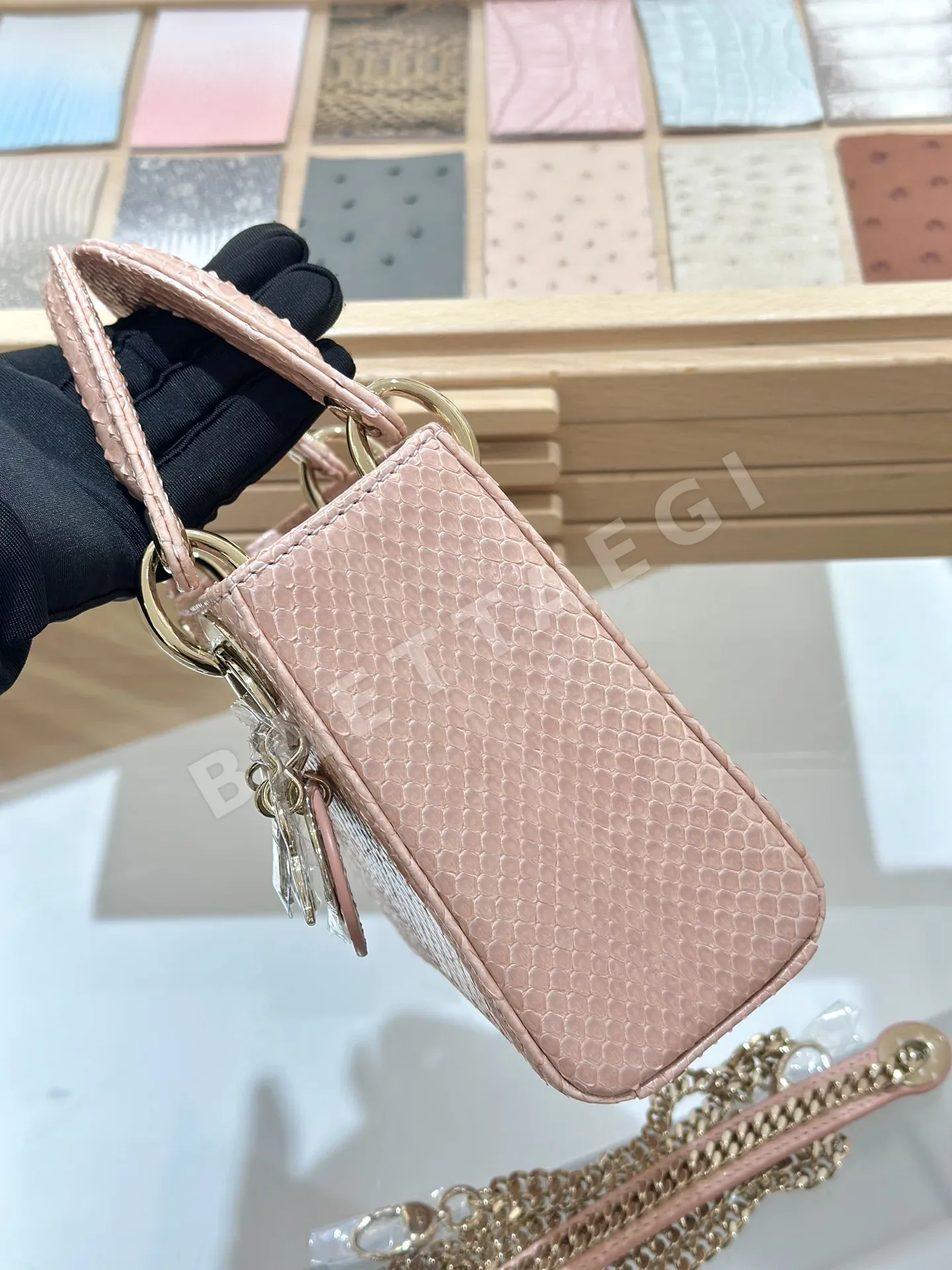 디올 스네이크스킨 파우치 상세 이미지 6