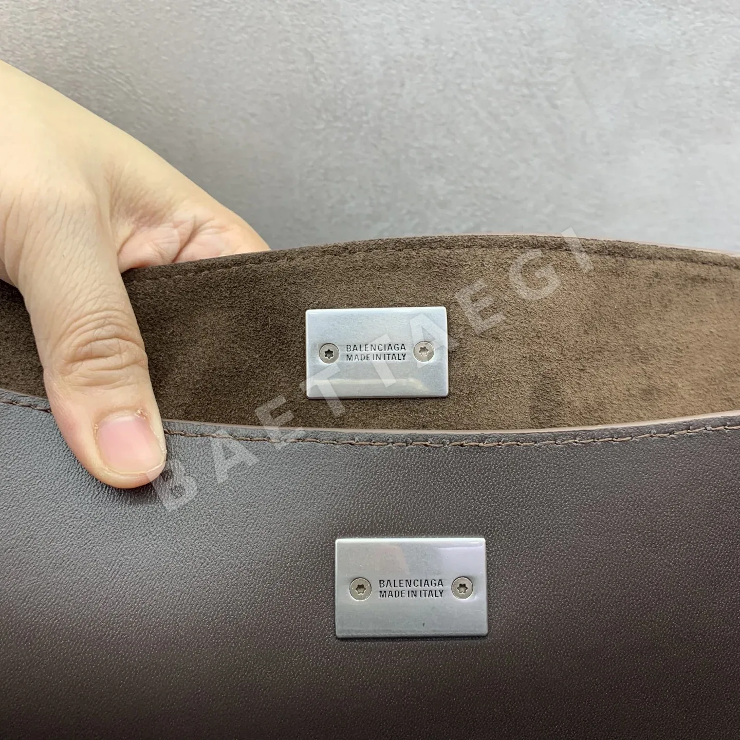발렌시아가 라지 매트 다크브라운 가방 상세 이미지 8