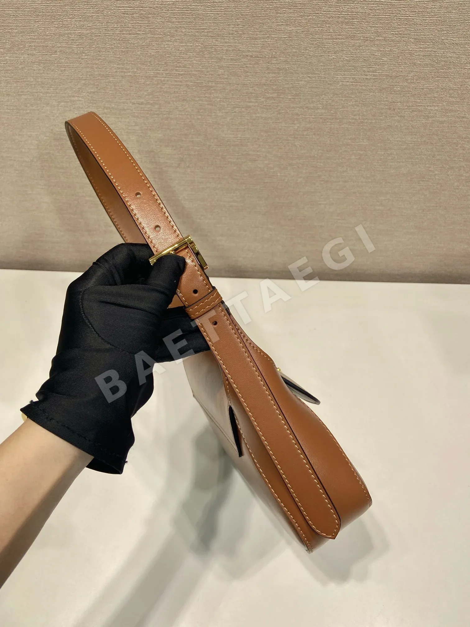 프라다 나파 가죽 숄더백 1BD358 상세 이미지 5