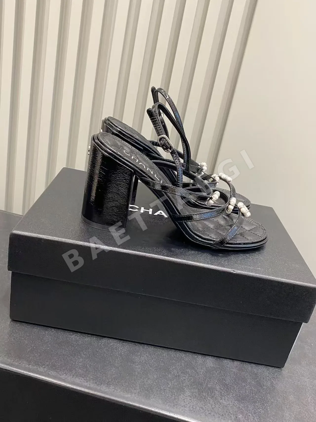 샤넬 진주 장식 카멜리아 청키힐 샌들 55479