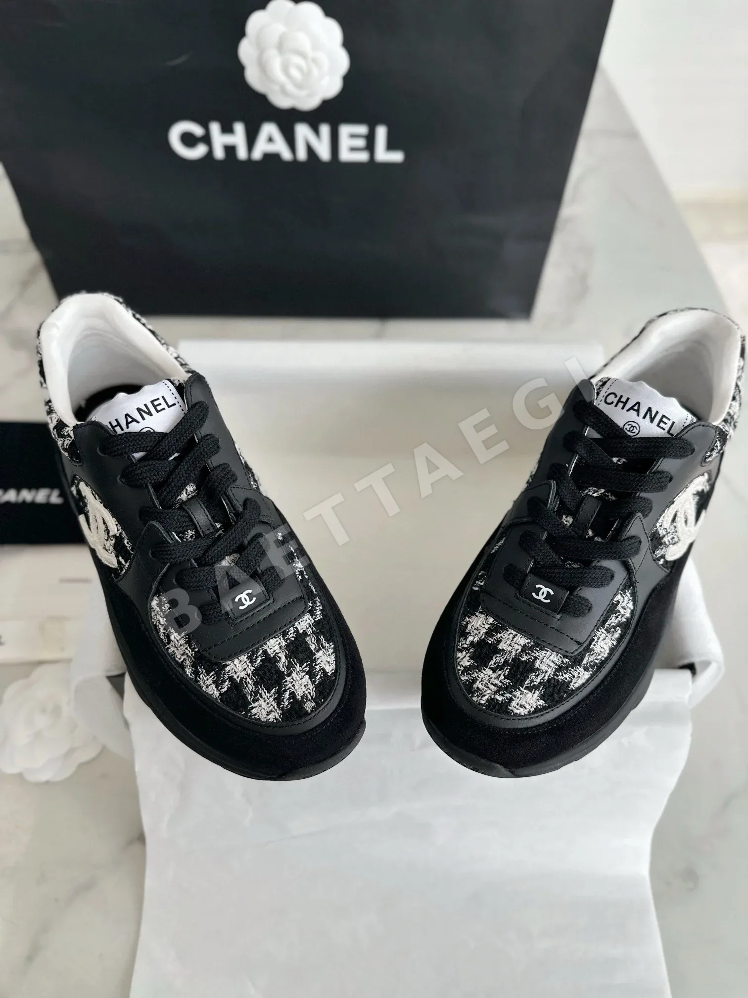샤넬 블랙 앤 화이트 트위드 스니커즈 상세 이미지 2