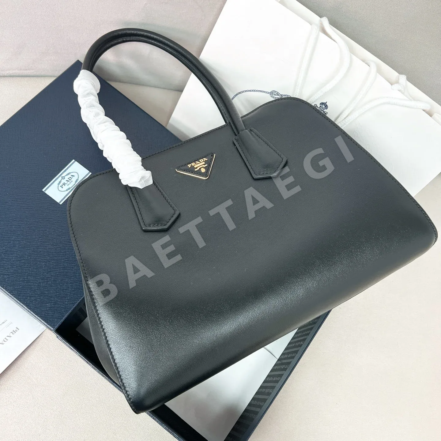 프라다 카프스킨 미디엄 토트백 1BG606