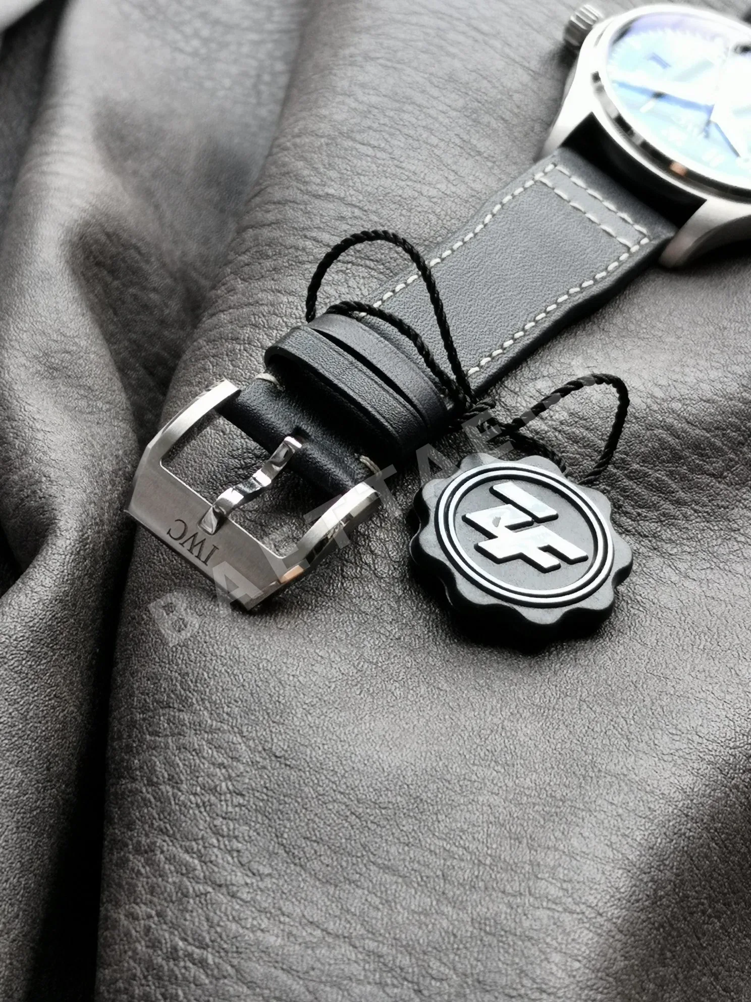 IWC 파일럿 워치 블루 다이얼 가죽 스트랩 자동 시계 IW328203 상세 이미지 7