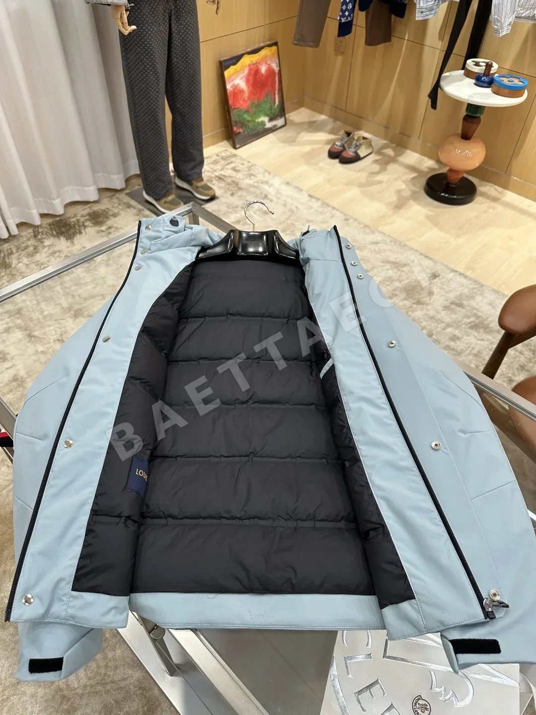루이비통 엠보스 모노그램 후드 구스 다운 자켓 상세 이미지 4