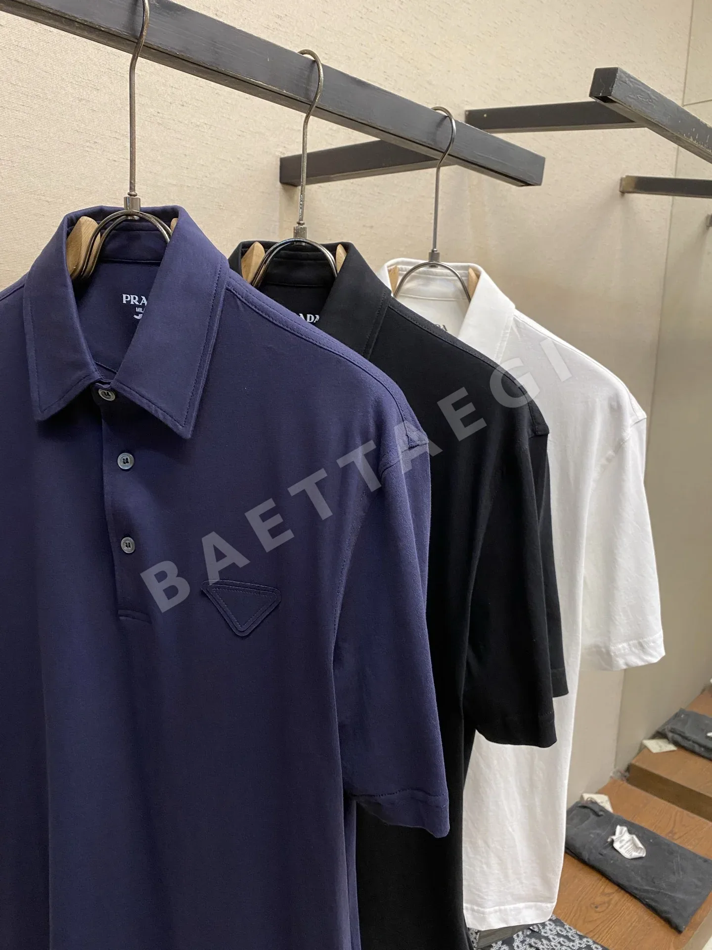 프라다 트라이앵글 로고 코마 코튼 반팔 폴로셔츠 상세 이미지 3