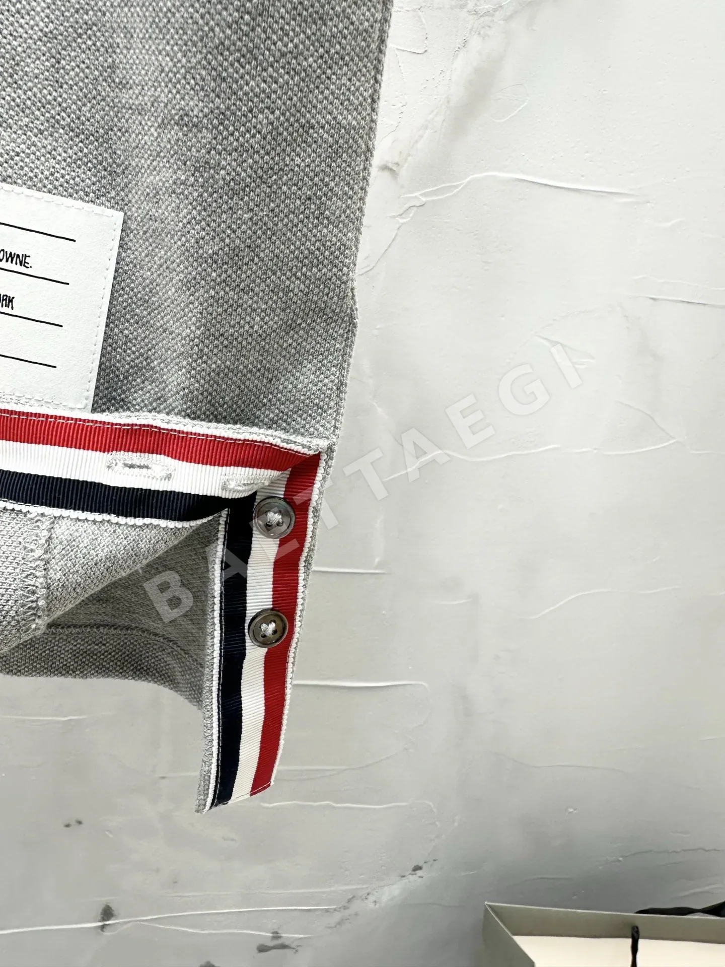 톰브라운 포니 자수 피케 카라 반팔 셔츠 상세 이미지 7