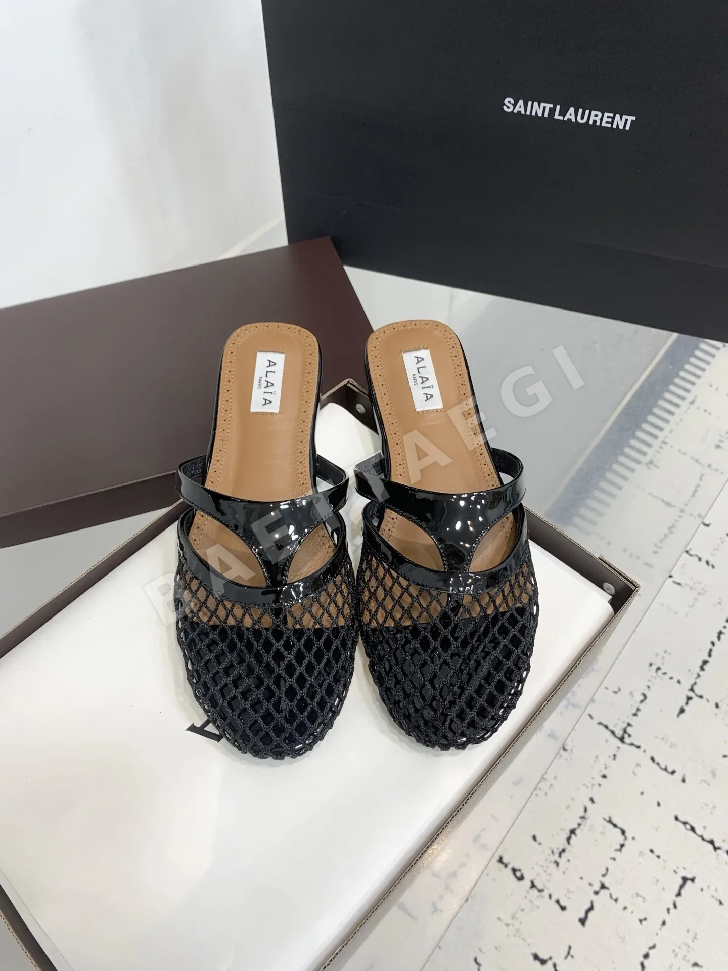 알라이아 메시 오픈워크 플립플랍 샌들 120664