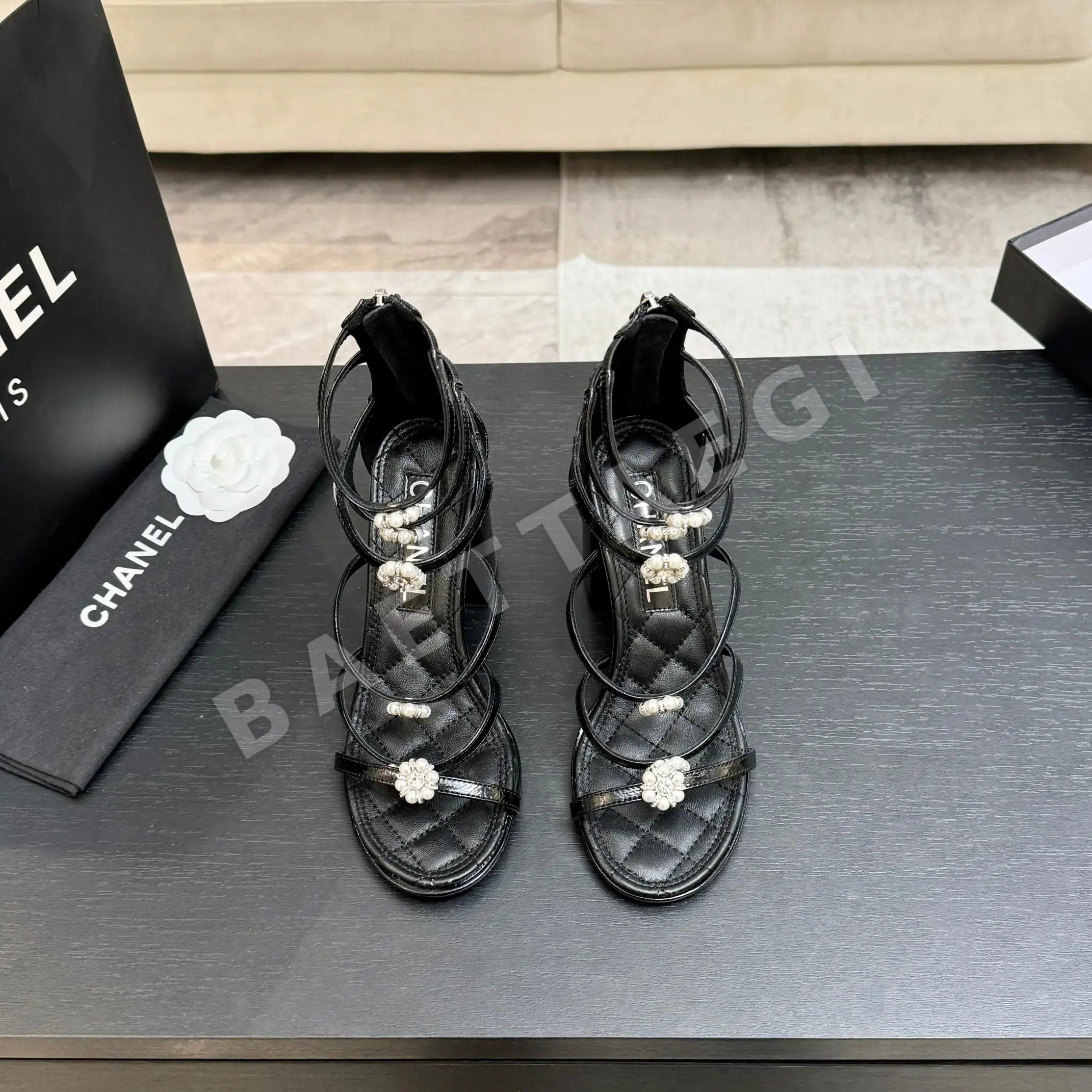 샤넬 동백꽃 진주 장식 청키힐 샌들 42152
