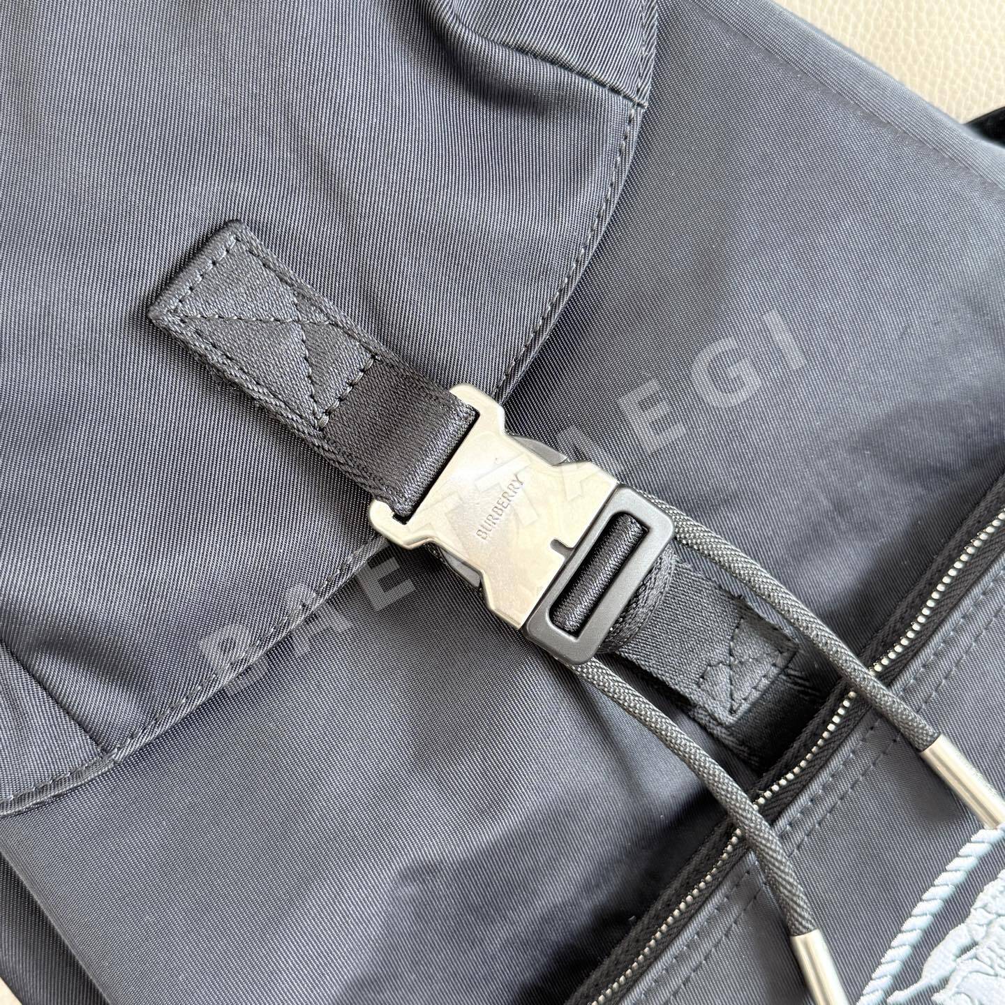 버버리 기마 문양 장식 백팩 상세 이미지 4