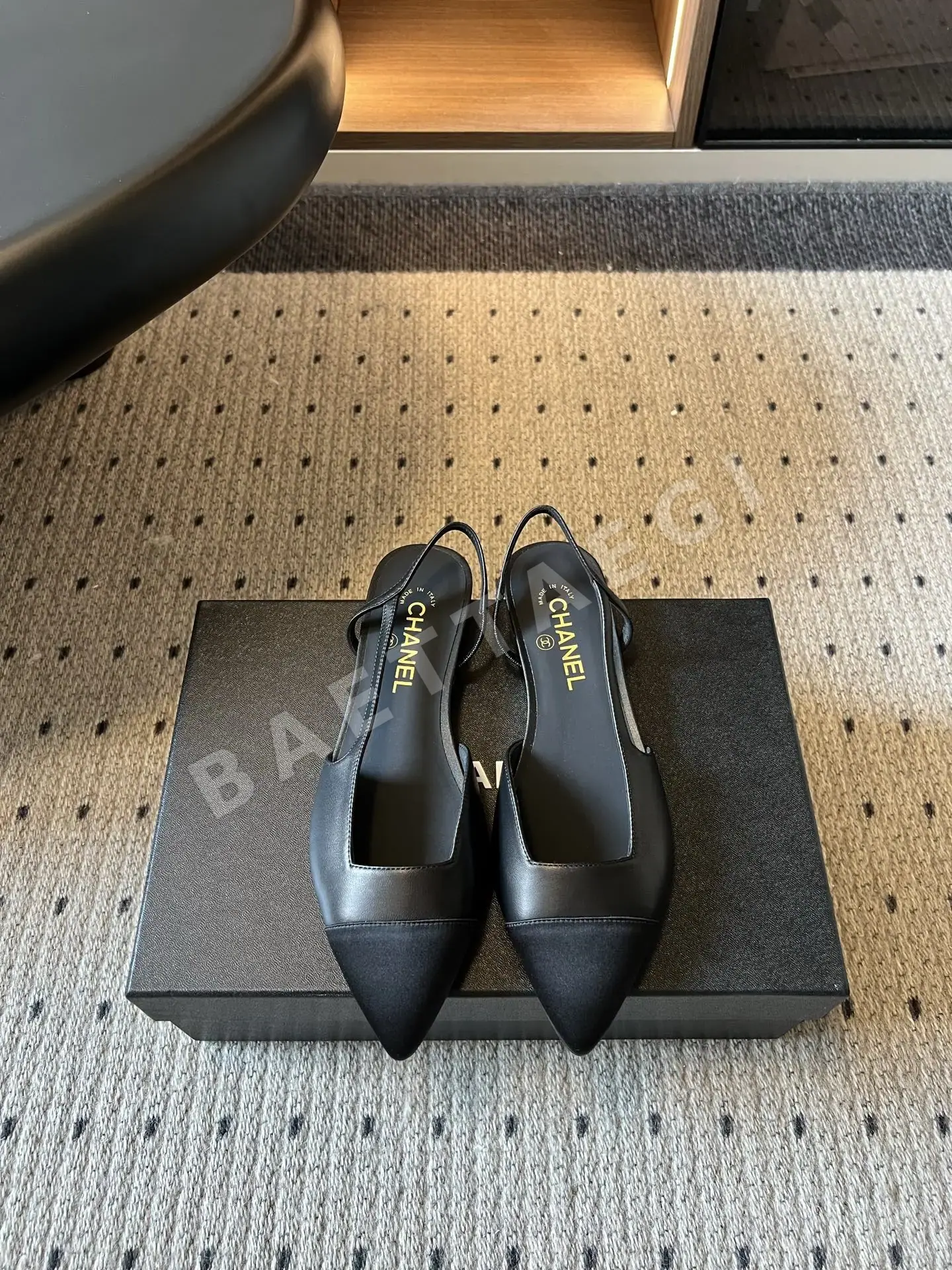 샤넬 포인티드토 컬러블록 오픈백 플랫 148073