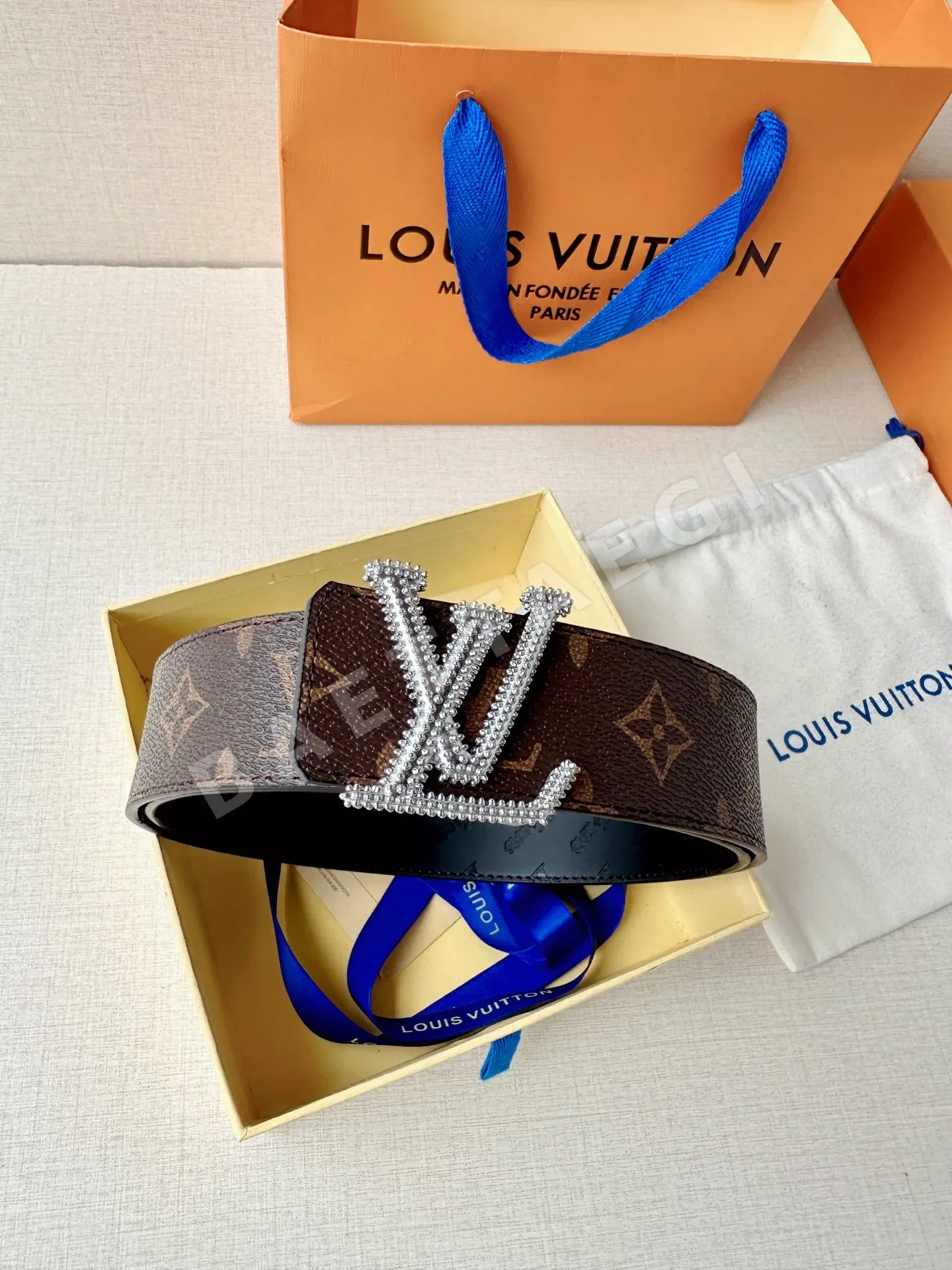 루이비통 LV 이니셜 스터드 리버서블 가죽 벨트 상세 이미지 5